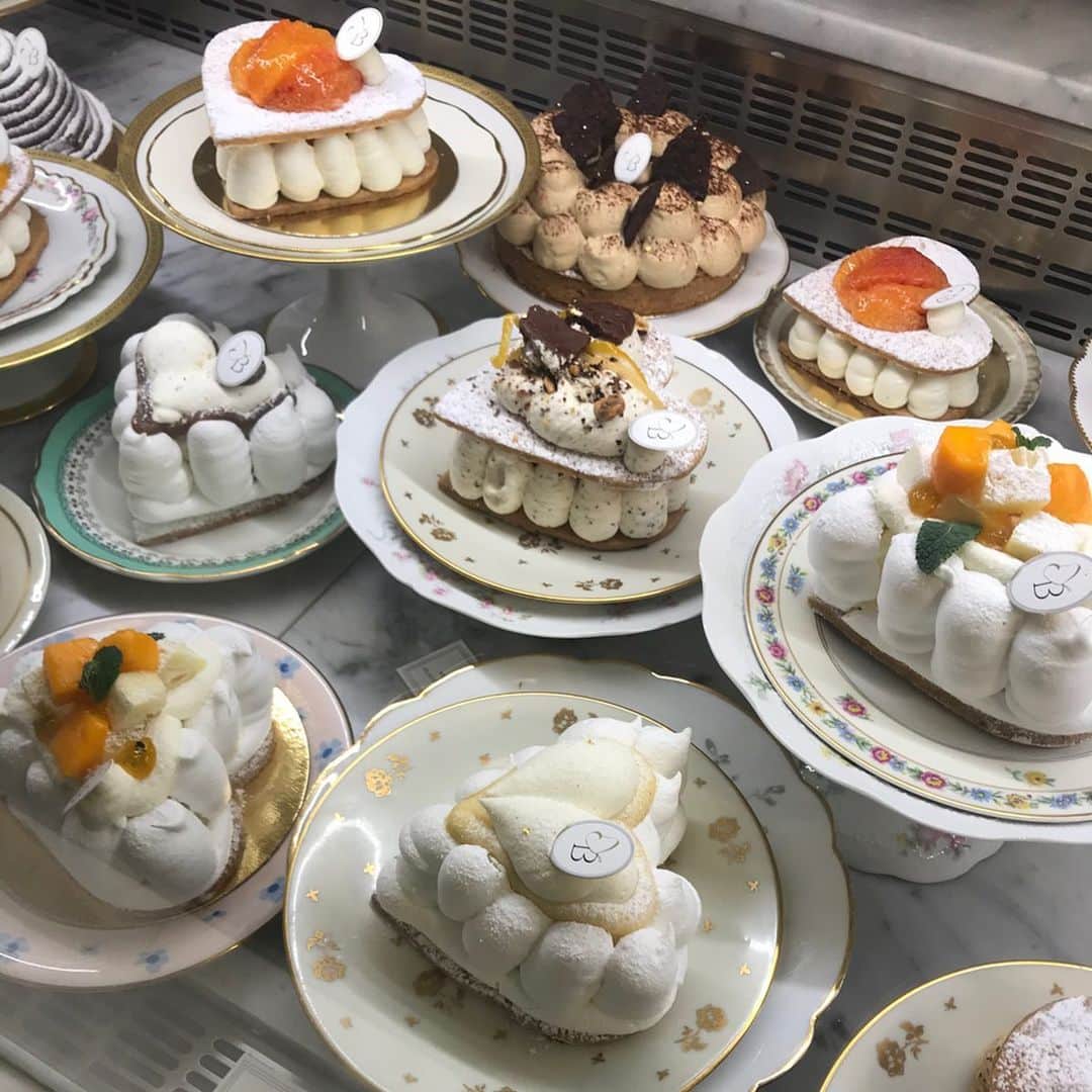 のインスタグラム：「Heureuse Saint Valentin! @bontempsparis  バレンタインは久しぶりにパトリック・ロジェのチョコレートを買おう!と決めていたのに、土壇場でボントンのケーキに変更w バレンタインケーキはハートの形になってました♡ お味はボントンのケーキの中で一番好きなパッションフルーツにしました♩酸っぱくて、ヨーグルトクリーム（多分）との相性抜群！沢山食べても胸焼けとは縁がないくらいのさっぱりさ。  写真③枚目は先日手土産として持っていったレモンタルト。 これもレモンのジュレがプルプルで甘酸っぱいのとタルトの塩気がたまらなく美味しくて、女性のみならず男性にも大好評でした^ ^  #karinsgroumet #yolo #parislife #instagood #instadaily #tflers #model #paris #saintvalentin #organic #bio #parisienne #trip #グルメ #パリ #フランス #パリ生活 #オーガニック  #管理栄養士 #バレンタイン #美容 #旅」