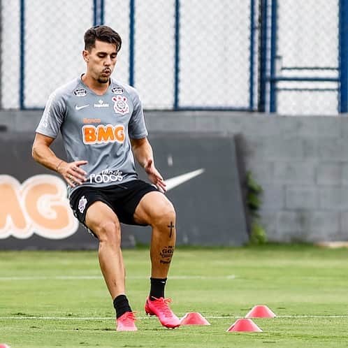 ダニーロ・フェルナンド・アベラールのインスタグラム：「Tudo vem no tempo certo 🧿」