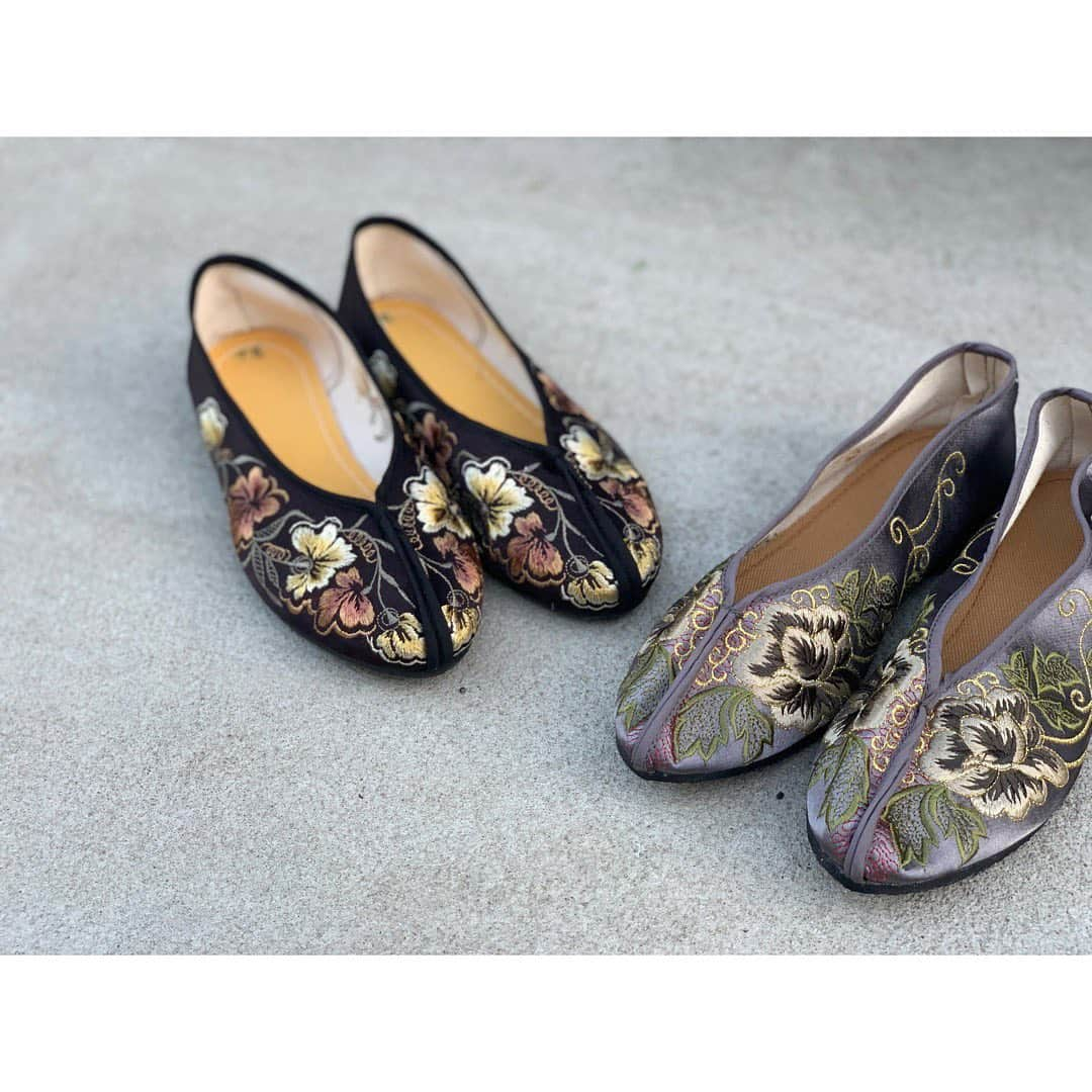 土井地恵理子さんのインスタグラム写真 - (土井地恵理子Instagram)「・ China Shoes from Taiwan🇹🇼 ・ 年明けの台湾旅行で買ったチャイナシューズ。 あったかくなったので やっと履けた❤︎ ・ たくさんの中からデザインを選んだら おばちゃんが足に合うサイズを見立ててくれて。 まさかの1300円くらい！ 良い買い物ができました🥿❤️ ・ 台湾行く方は絶対オススメ✨✨ ・ ・ #chinashoes #taiwan #taipei #trip #チャイナシューズ #台湾 #台北」2月15日 8時52分 - ericodoiji