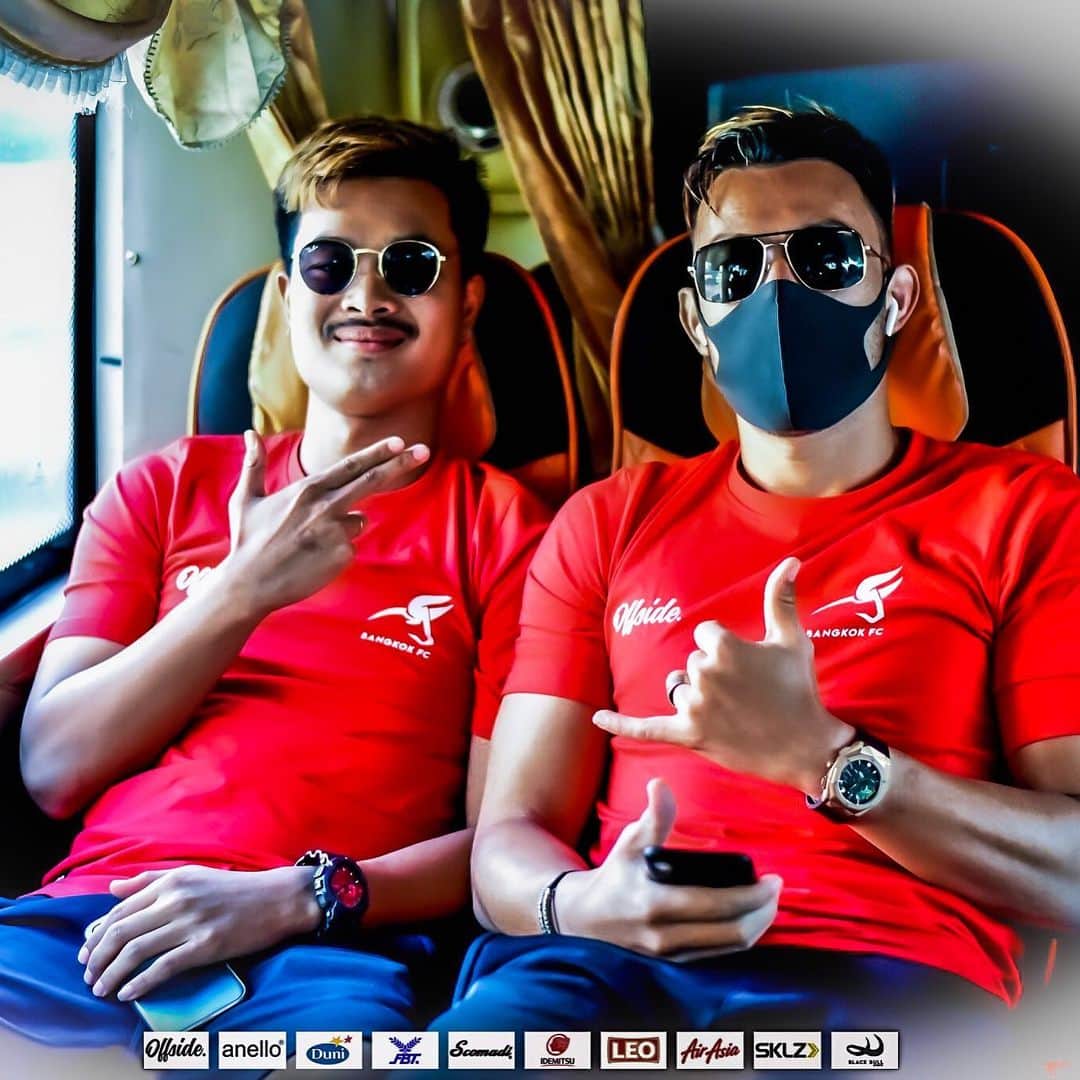 ヴィンセント・ケインのインスタグラム：「Trying not to catch feelings 😷❤️ @brave.ice  #bangkokfc #kv11 #offside #awaygame #masklife #carrera」
