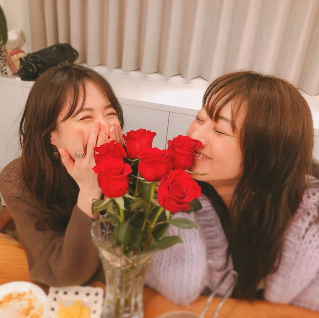 崎本ゆかりさんのインスタグラム写真 - (崎本ゆかりInstagram)「Valentine's day..🌹 素敵な日になりましたか？💛 私は大好きな友達と過ごす事ができて、とっっても楽しくhappyな1日に🧸❤️ そして今日は父の誕生日。私にとっては感謝の日✨ いつもありがとう。今日も良い日でありますように、、 . . #Valentine#valentinesday2020 #rose#happy#fun#homeparty#friends#models#love#latergram#thanks#memories#バレンタイン#ホムパ#お泊り#同世代#最高#楽しかった#ありがとう#🌹」2月15日 9時03分 - yukariiiin5