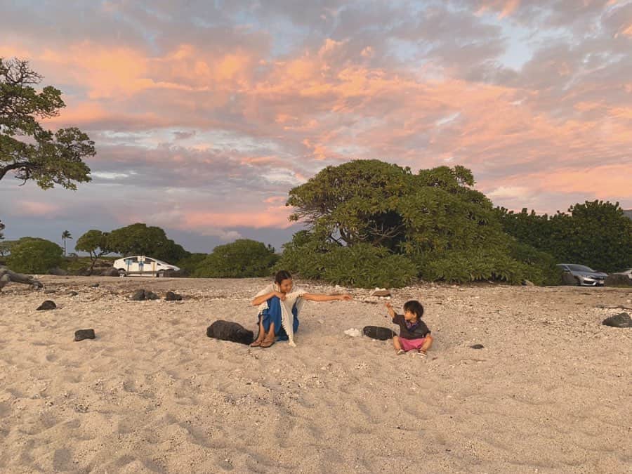 砂賀美希さんのインスタグラム写真 - (砂賀美希Instagram)「Beautiful sunset in Hawaii  ハワイ島最後の日、美しい友人 @meg813 と 美しい夕陽を見ることができました。  しあわせ。ホントだね。  ハワイの雄大な自然のエネルギーと 親友の家族とのかけがえない時間に たっぷり癒してもらい  すみません、もうとっくに帰国しているのですが 今なお。ゆらゆらと心地よい感覚のままでおります… ・ ・ #beautifulsunset #bigisland #purplesky #magichour #lovemyfamily #peacefulmoments」2月15日 9時27分 - kimiganasu