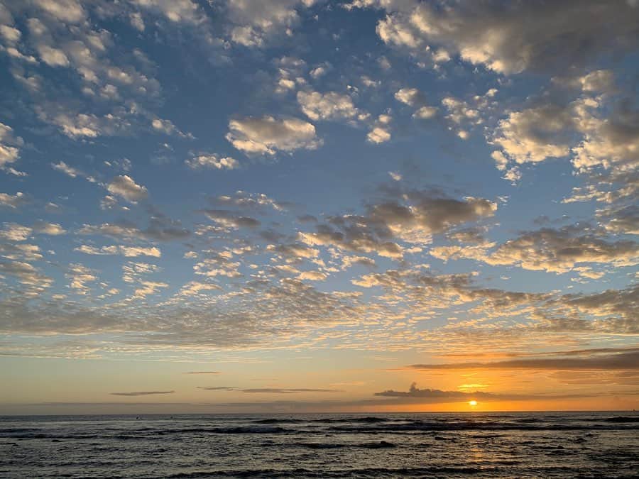 砂賀美希さんのインスタグラム写真 - (砂賀美希Instagram)「Beautiful sunset in Hawaii  ハワイ島最後の日、美しい友人 @meg813 と 美しい夕陽を見ることができました。  しあわせ。ホントだね。  ハワイの雄大な自然のエネルギーと 親友の家族とのかけがえない時間に たっぷり癒してもらい  すみません、もうとっくに帰国しているのですが 今なお。ゆらゆらと心地よい感覚のままでおります… ・ ・ #beautifulsunset #bigisland #purplesky #magichour #lovemyfamily #peacefulmoments」2月15日 9時27分 - kimiganasu