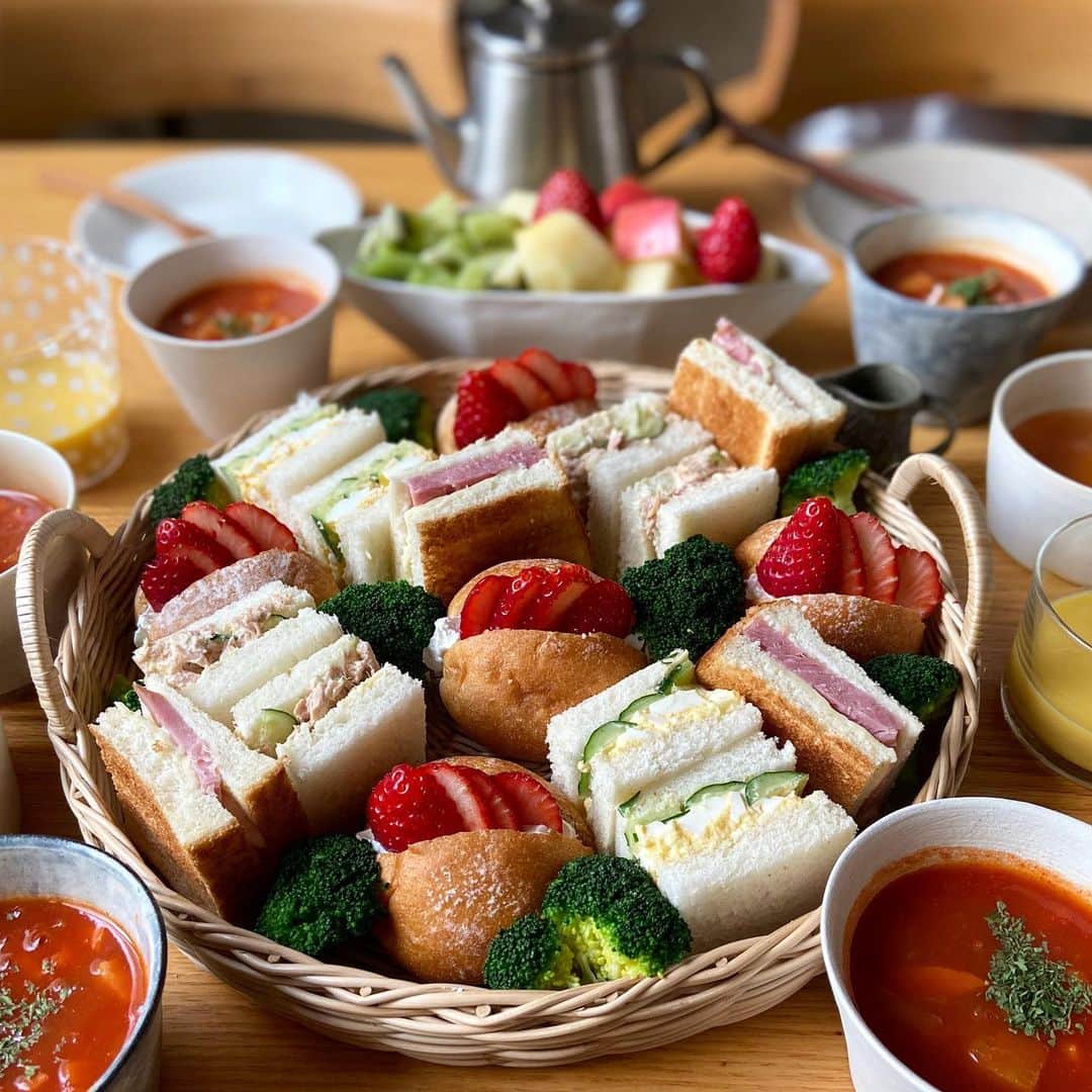 のインスタグラム：「2020.2.15  おはようございます  今日のあさごはんは ・いろいろサンドイッチ ・ミネストローネ ・フルーツ盛り合わせ *  今朝はいろいろサンドイッチ✨ 馬場FLATの全粒粉丸パンは いちごサンドに。 食パンで たまごサラダ、ツナマヨ、 あとはベーコンとチーズのホットサンドを 作りました。 それぞれ好きなのに 飛びついてました😅 *  ミネストローネには いつもの野菜に加え、姉野菜便の どでか大根も入れて。 美味しくできた😋 *  昨日寝る直前に 長男が実は、、と クラスの子からチョコを もらってきたことを告白❣️ 恥ずかしかったらしく 誰からもらったか言わなかったけど 名前の一文字ヒントから 母、当てました✌️😂 なんかいーな、いーな。 *  今日はそんな兄さん、 午前中また野球なので その間買い出し行ってきまーす。 *  #あさごはん#朝ごはん#朝ごパン#サンドイッチ#いちごサンド#いちごサンドイッチ#サンドイッチバスケット#ミネストローネ#うつわ#器好き#直井真奈美#戸田文浩#breakfast#morning#cooking#sandwich#igersjp#locari#minestrone#おうちごはん#おうちごはんlover#おうちごはん記録#朝時間#朝美人アンバサダー#フーディーテーブル」