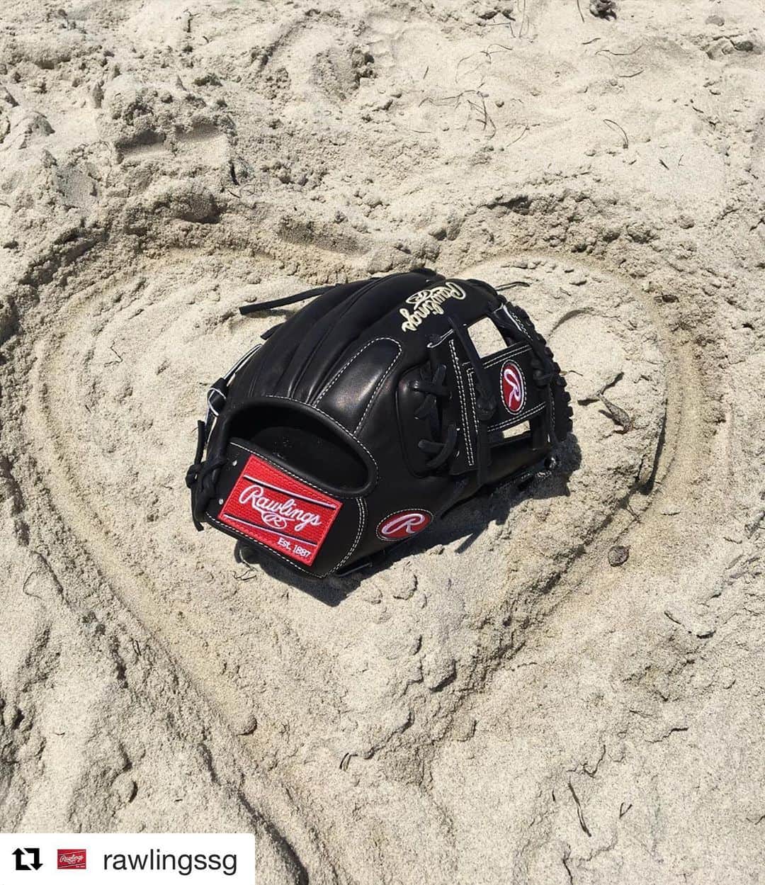 Rawlings Japanさんのインスタグラム写真 - (Rawlings JapanInstagram)「#Repost @rawlingssg with @get_repost ・・・ Every ball players one true gLove! ❤️#TeamRawlings #HappyValentinesDay @rawlings_japan_llc」2月15日 9時35分 - rawlings_japan_llc