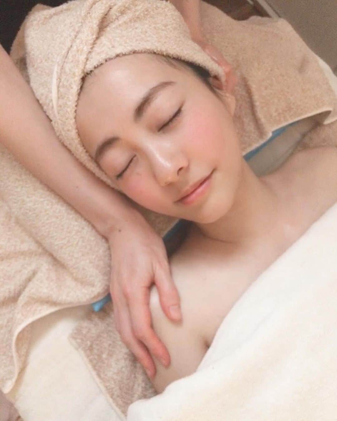 うえむらちかのインスタグラム：「恵比寿にある #リラクゼーションサロン のパイオニア『アスカクリニカルサロン』💆‍♀️﻿ ﻿ エステとリラクゼーション＆トリートメントケアを融合させたサロンを日本で初めて開いた院長先生がいるサロンで﻿ ﻿ 一番人気のメニューを受けてきたよ♪﻿ ﻿ ✨小頭蓋骨調整＋全身リンパ流しボディ＆フェイシャル＋東洋美顔術120分✨﻿ ﻿ #肩コリ や首の疲れを改善し﻿ 毛穴の汚れスッキリの小顔リンパフェイシャルまで💕﻿ ﻿ 施術は東洋医学とインドの医学療法・アーユルヴェーダ、そして #リンパマッサージ がベースになっていて﻿ ﻿ #アーユルヴェーダ は﻿ リンパの流れを改善して毒素や余分な水分を排出してくれるんです✨﻿ ﻿ 院長先生は美容の本を20冊以上も出版している美のカリスマ👨‍🏫﻿ ﻿ 施術中も色んな美容の話が聞けて﻿ とても勉強になりました❣️﻿ ﻿ お肌艶々✨﻿ 身体ポカポカ✨﻿ ﻿ ﻿ 💆‍♀️ASKA CLINICAL SALON﻿ 住所：東京都渋谷区恵比寿南-13-8  マンション羊館101﻿ TEL：03-6412-8875 ※完全予約制﻿ 営業時間：平日：11:00～22:00 土・日・祝日：11：00～22：00﻿ 定休日：年中無休(年末年始除く)﻿ ﻿ http://www.iyashi.ne.jp/﻿ ﻿ #タイムバンク #timebank #pr﻿ #アスカクリニカルサロン﻿ #リラクゼーション #ゴットハンド #美容 #美容好きな人と繋がりたい﻿  #小頭蓋骨矯正 #東洋美顔術 #整体 #毒出し #コルギ #ヘッドスパ #マタニティ記録」