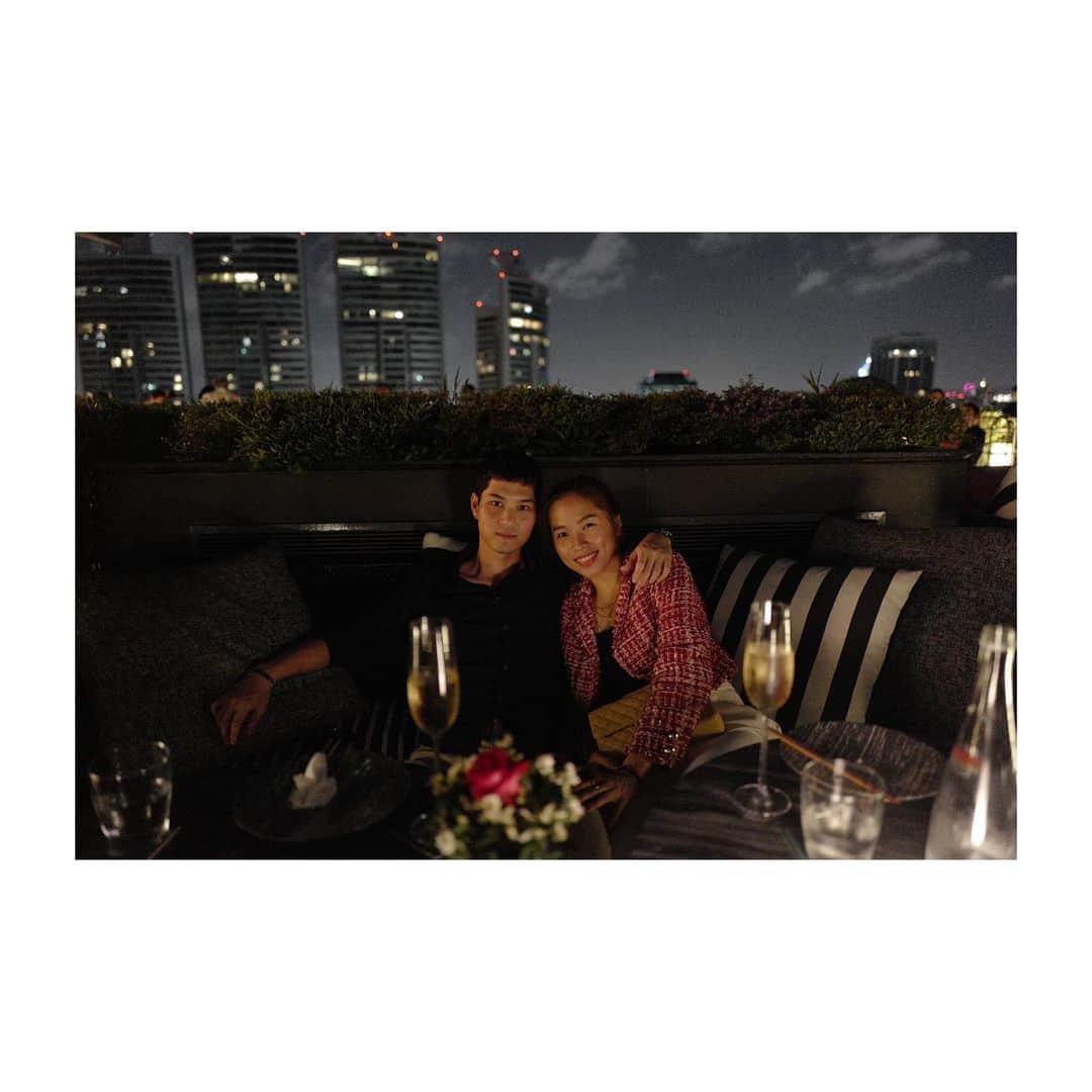 ラチャノック・インタノンのインスタグラム：「𝚃𝚘 𝚝𝚑𝚎 𝚠𝚘𝚛𝚕𝚍, 𝚢𝚘𝚞 𝚖𝚊𝚢 𝚋𝚎 𝚘𝚗𝚎 𝚙𝚎𝚛𝚜𝚘𝚗, 𝚋𝚞𝚝 𝚝𝚘 𝚘𝚗𝚎 𝚙𝚎𝚛𝚜𝚘𝚗 𝚢𝚘𝚞 𝚊𝚛𝚎 𝚝𝚑𝚎 𝚠𝚘𝚛𝚕𝚍 .🌠🖤 #happyvalentinesday  #ourfirstvalentines  #14022020」