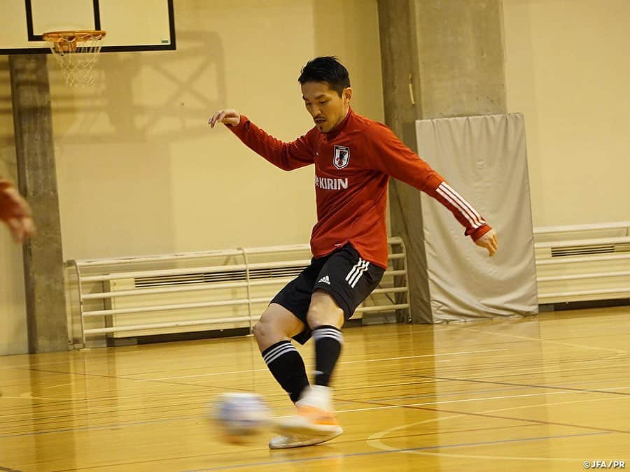 日本サッカー協会さんのインスタグラム写真 - (日本サッカー協会Instagram)「📸2/12（水）、強豪パラグアイ戦に向けてトレーニング開始！｜フットサル日本代表 ・ フットサル日本代表は、南米の強豪国であるパラグアイ代表との試合に向け札幌でトレーニングキャンプを開始。パラグアイは既にFIFAフットサルワールドカップ2020の南米予選を3位で通過し、5大会連続でワールドカップの出場権を獲得している勢いのあるチームです。 ・ 選手たちは2月12日（木）に集合、前回のスペイン遠征メンバーにFリーグでプレーする#田口元気 選手が新たに加わった15名(※#逸見勝利ラファエル 選手は2月17日（月）にチーム合流予定)での始動となりました。 ・ チームは2月17日（月）までトレーニングを実施する予定で、翌18日（火）に試合会場となる北海きたえーるで公式練習を行い、19日（水）にフットサルパラグアイ代表との国際親善試合に臨みます。 ・ 🎫‬チケット発売中❗️ 🏆フットサル国際親善試合 📅2/19(水)19:05キックオフ（予定） 📍北海道／#北海きたえーる #フットサル日本代表 🆚フットサルパラグアイ代表 📺NHK-BS1にて全国生中継 ・ 👉大会情報はJFA.jpへ ・ #daihyo #jfa #futsal」2月15日 9時52分 - japanfootballassociation