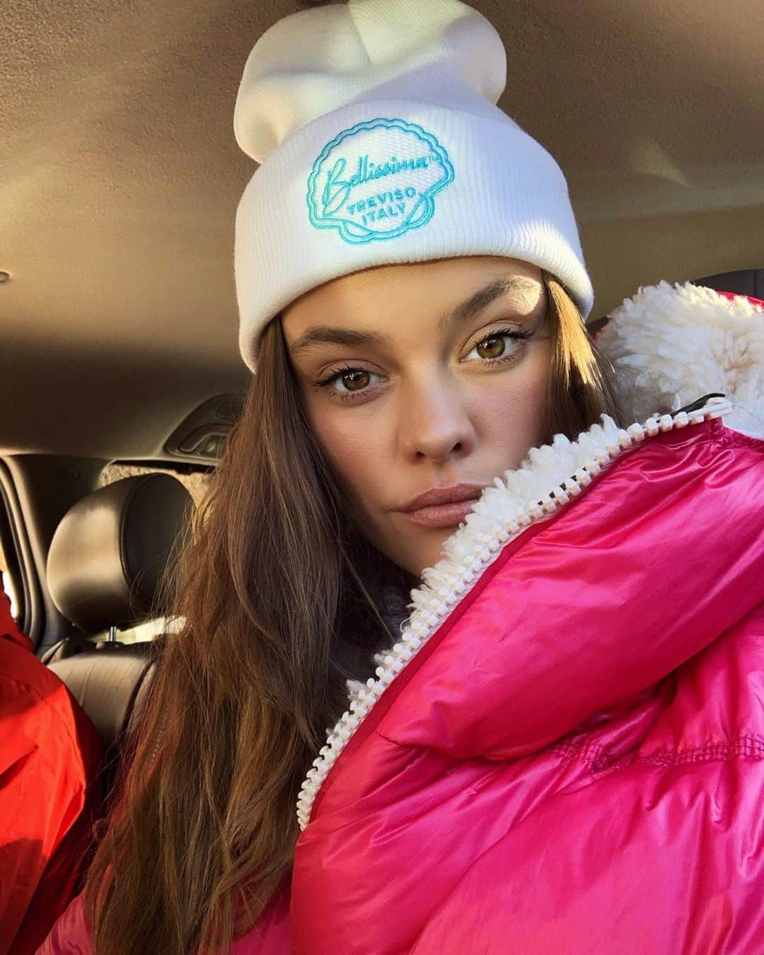 ニーナ・アグダルのインスタグラム：「Day 1 on the slopes was a success. ➡️ @thesurflodge x Aspen」