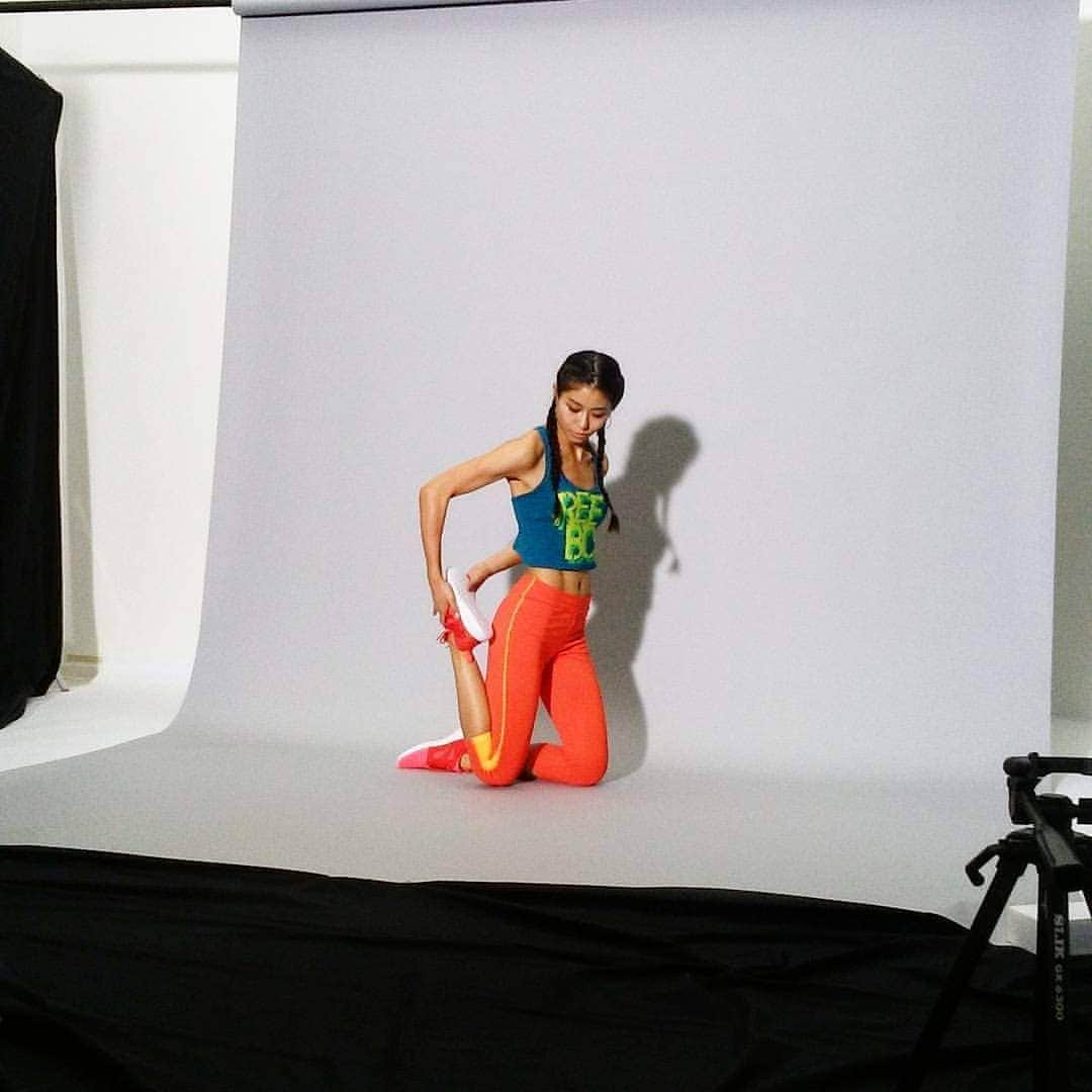 Erika Yamaguchiさんのインスタグラム写真 - (Erika YamaguchiInstagram)「細く引き締める。 とにかくラインを出す。  美コアの筋トレはマット１枚でできるトレーニングがメインです。  10種類以上のトレーニング種類があり 誰でもすぐにはじめられて、癒される整えるプログラム～楽しく、やる気でるプログラム化を目指すよ。😊 #セレブボディの仕掛け人 #Bcore #山口絵里加 #erikayamaguchi  #細く締める #パーソナルトレーナー #フィットネスインストラクター#personaltrainer #fitnessinstractor #diet #ダイエット#体幹 #体温上昇 #youtuber #美コア東京スタジオ #トレーニング#ヨガ#ピラティス#フィットネス女子#プラス思考  #リーボック#reebok#美コア #イベント#東京 #麻布十番カフェ」2月15日 9時55分 - erika__yamaguchi