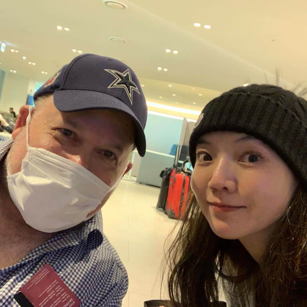 和央ようかさんのインスタグラム写真 - (和央ようかInstagram)「It’s so early in the morning 😅😳😢Now we r at Incheon airport 😊Car picked us up at hotel at 7:00 🕖 in the morning ‼︎😅😅😅so will back in NY🍎today’s morning 😍😬😬😬Sorry for zero makeup 🤪Special mention 😘First mask 😷 experience for Frank 😂😂😂Have a fabulous day 😘 朝7時に車のお迎えは私達には早すぎて😂😂😂今仁川空港✈️今からNYに帰ります。なのでNYにはまたまた今日の朝に着く予定😬😘ラッキー👍またまた100パーセントどスッピンで失礼🤪フランクはこの旅でマスク初体験🤣みんなで出来るだけ気をつけよう👍今日も素敵な一日を😘 #takakoworldstylin🌎 #seoul #nomakeup #yolawao #和央ようか」2月15日 9時57分 - yokawao0215