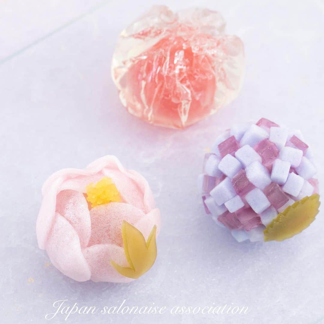 日本サロネーゼ協会さんのインスタグラム写真 - (日本サロネーゼ協会Instagram)「日本初❗️ 水菓子を極める『水菓子アート™️認定講師講座』 では、さまざまな水菓子の技術を学び極めることができます。  初夏の花〜水牡丹・あじさい・芍薬〜 の回では、 淡雪かんや水ようかんなどを用いて、みずみずしく可憐な花々を表現します。 目で見て美しく、本格的な味わいに感動いただけること間違いなしです。  和菓子職人監修の水菓子アート™️認定講座は、6回12時間の中で、16個の水菓子を作りながら、40種以上の技術を習得することができる、今までにない新しい講座です。 【講座スタート】 自由が丘校　3/21(土)～ 芦屋校 　3/20(祝)～ 名古屋　4/18日(土)・19日(日) 福岡　　4/4日(土)・4/5日(日)  ５月までのスケジュールを公開中❗️ ご予約お待ちいたしております✨ . 🍀講座の詳細はこちら https://salone-ze.or.jp/jsa/13735/ 🌸ご予約はこちら https://web.star7.jp/reserve_new/mobile_yoyaku_101.php?p=82070c7275  #水菓子 ＃水菓子アート #和菓子#練りきり  #水菓子アート認定講座 #水菓子アート認定講師講座 #日本サロネーゼ協会 #水菓子好き  #japanesesweets  #japaneseconfectionery  #japaneseculture  #和菓子資格 #和菓子教室 #日本甜点  #練切」2月15日 9時58分 - japan.salonaise.association