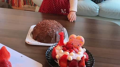 佐藤もも子さんのインスタグラム写真 - (佐藤もも子Instagram)「・ ハッピーバレンタイン💝 ・ 先日甥っ子の１歳のお誕生日会しました🍼🌟 🍫 ・ 大人用のチョコレートケーキと 🍼 ・ 赤ちゃんでも食べられる赤ちゃんケーキを作りました🍰💓 ・ どちらも初めて❣️ ・ とても喜んでもらえたので 張り切って作ってよかった😊🍓 ・ #甥っ子　#いっさいのたんじょうび #お誕生日会　#happybirthday #ケーキ　#チョコケーキ　#赤ちゃんケーキ　#お菓子作り　 #一歳　#1歳」2月15日 9時59分 - sato_momoco