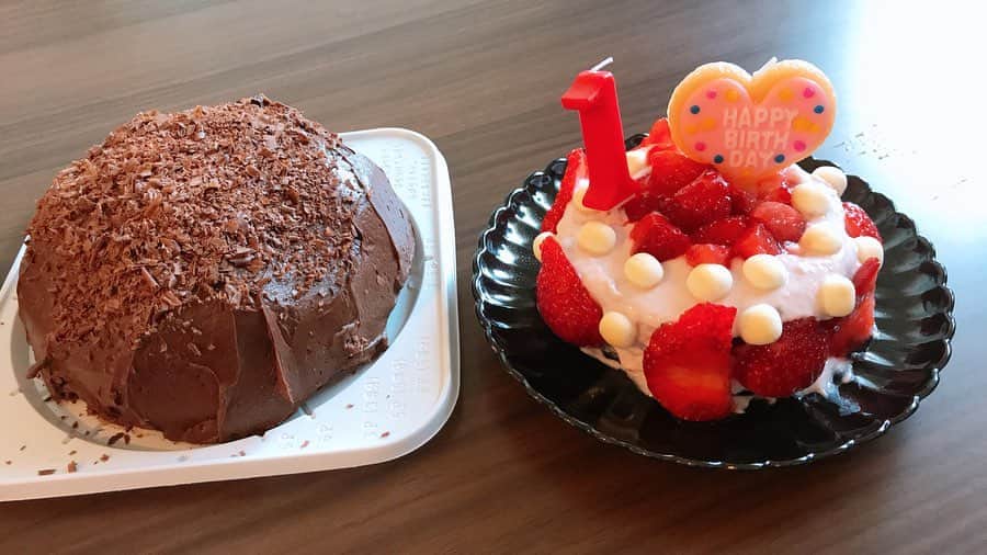 佐藤もも子のインスタグラム：「・ ハッピーバレンタイン💝 ・ 先日甥っ子の１歳のお誕生日会しました🍼🌟 🍫 ・ 大人用のチョコレートケーキと 🍼 ・ 赤ちゃんでも食べられる赤ちゃんケーキを作りました🍰💓 ・ どちらも初めて❣️ ・ とても喜んでもらえたので 張り切って作ってよかった😊🍓 ・ #甥っ子　#いっさいのたんじょうび #お誕生日会　#happybirthday #ケーキ　#チョコケーキ　#赤ちゃんケーキ　#お菓子作り　 #一歳　#1歳」