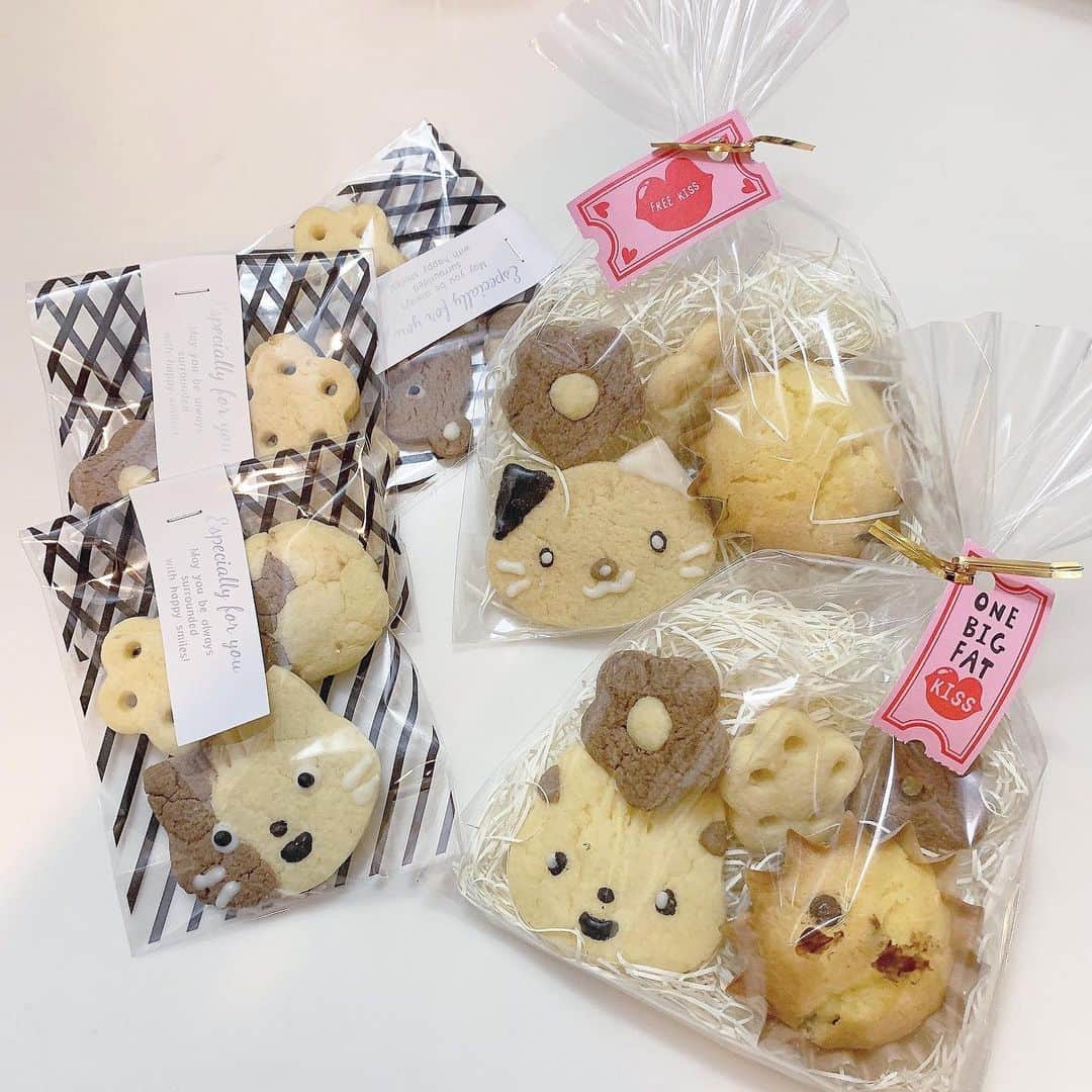 廣川奈々聖のインスタグラム：「. ﻿ ﻿ 今年はチョコチップケーキとクッキーつくった🍪❤︎﻿ ﻿ お花のクッキーかわいくできたな〜(Ｕ 'ᴗ' Ｕ)﻿ ﻿ ﻿ ﻿ ﻿ ﻿ ﻿ ﻿ ﻿ ﻿ #手作りバレンタイン#お菓子づくり」