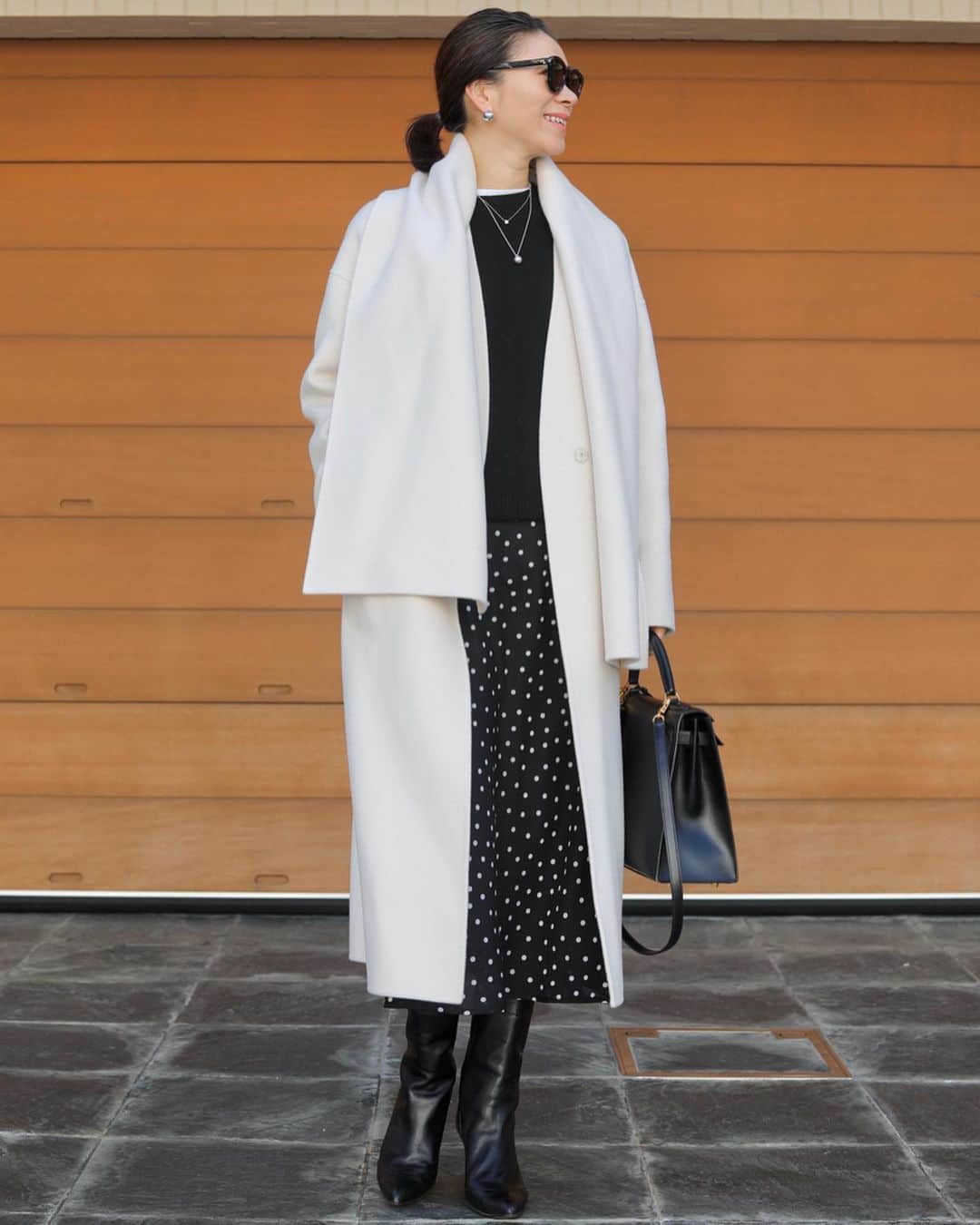 大日方久美子さんのインスタグラム写真 - (大日方久美子Instagram)「・ Outfit ☆ ・ Coat→ @essen_official  Knit→ @s_essentials_  Skirt → #vintage Boots → #gallardagalante  Bag → #hermes ・ ・ NYで見つけたヴィンテージのドットスカート。 今年は丸いモチーフがラッキーアイテムと @aokiyoshifumi さんが教えてくれた。  この日はピアスもネックレスもスカートも 丸くて #ラッキー多め🤞  ピアスは @decollte_accessory の ボールピアス シルバー Lサイズ 2年近くほぼ毎日これ。  ネックレスは @tiffanyandco の HARDWEAR です。 ・ ・ #kumicloset」2月15日 10時13分 - kumi511976