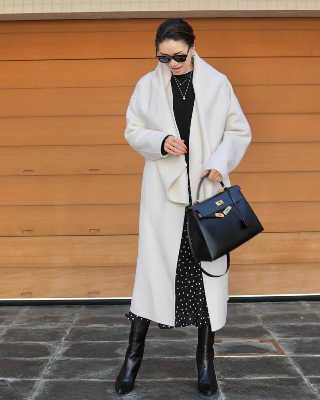 大日方久美子さんのインスタグラム写真 - (大日方久美子Instagram)「・ Outfit ☆ ・ Coat→ @essen_official  Knit→ @s_essentials_  Skirt → #vintage Boots → #gallardagalante  Bag → #hermes ・ ・ NYで見つけたヴィンテージのドットスカート。 今年は丸いモチーフがラッキーアイテムと @aokiyoshifumi さんが教えてくれた。  この日はピアスもネックレスもスカートも 丸くて #ラッキー多め🤞  ピアスは @decollte_accessory の ボールピアス シルバー Lサイズ 2年近くほぼ毎日これ。  ネックレスは @tiffanyandco の HARDWEAR です。 ・ ・ #kumicloset」2月15日 10時13分 - kumi511976