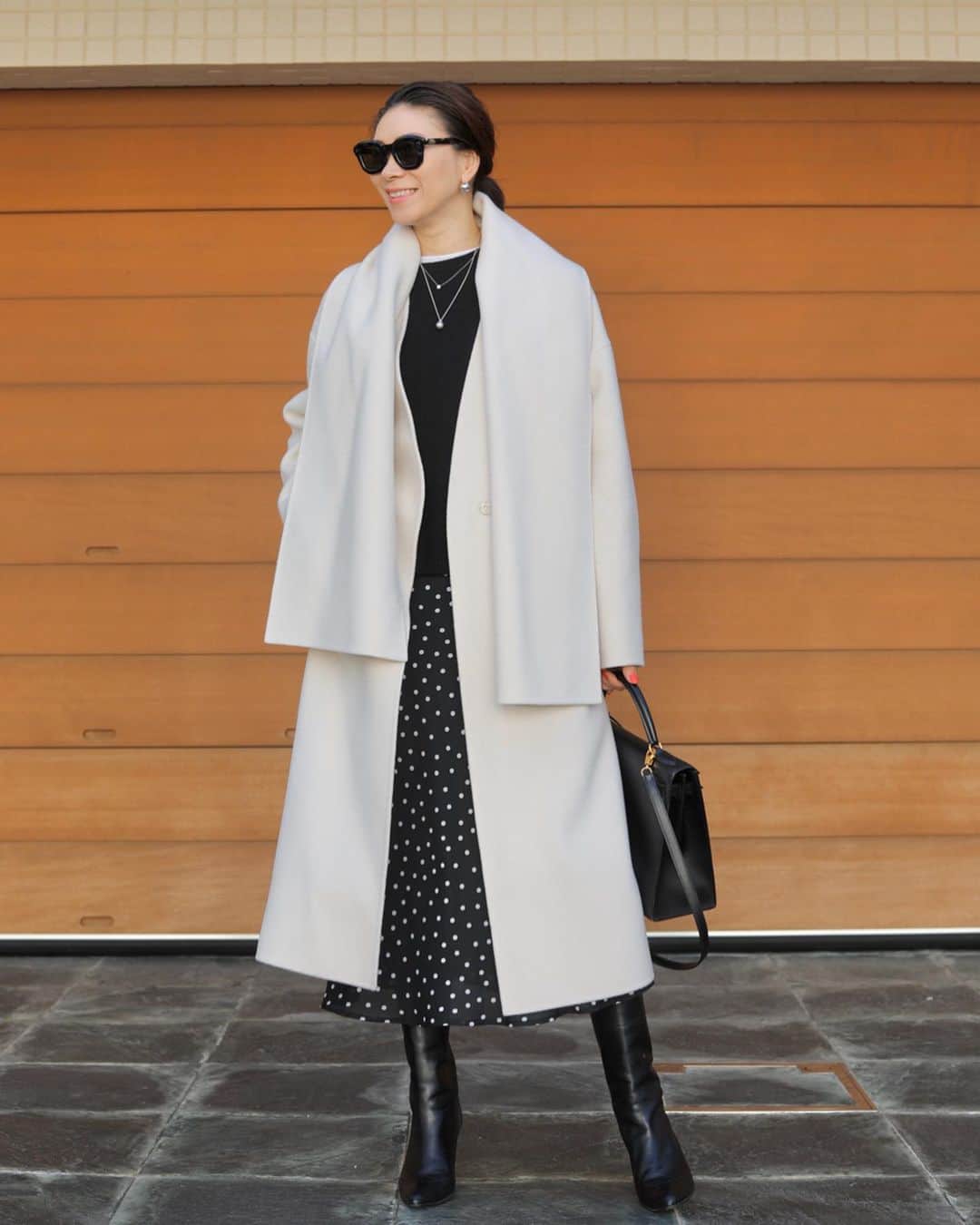 大日方久美子さんのインスタグラム写真 - (大日方久美子Instagram)「・ Outfit ☆ ・ Coat→ @essen_official  Knit→ @s_essentials_  Skirt → #vintage Boots → #gallardagalante  Bag → #hermes ・ ・ NYで見つけたヴィンテージのドットスカート。 今年は丸いモチーフがラッキーアイテムと @aokiyoshifumi さんが教えてくれた。  この日はピアスもネックレスもスカートも 丸くて #ラッキー多め🤞  ピアスは @decollte_accessory の ボールピアス シルバー Lサイズ 2年近くほぼ毎日これ。  ネックレスは @tiffanyandco の HARDWEAR です。 ・ ・ #kumicloset」2月15日 10時13分 - kumi511976