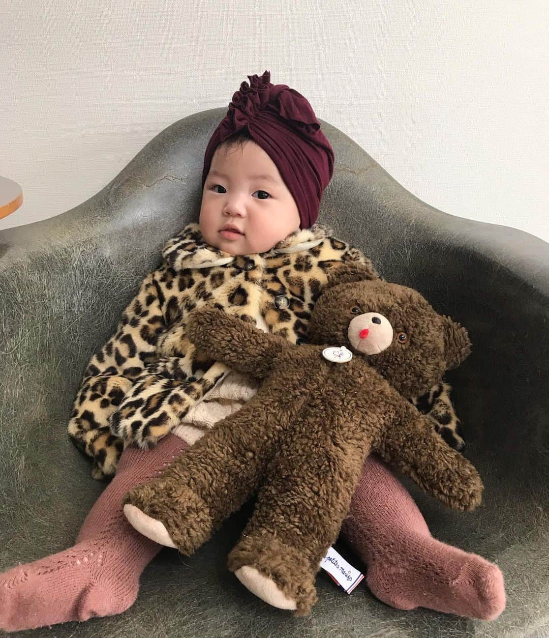 濱中鮎子のインスタグラム：「母が気に入っているレオパードコート。 @bonpoint  で一目惚れ。🍒 #今日は頭と心を解放 #お嬢にべったり  #bonpoint  #お嬢とファッション #8months #かかとズレはご愛嬌」