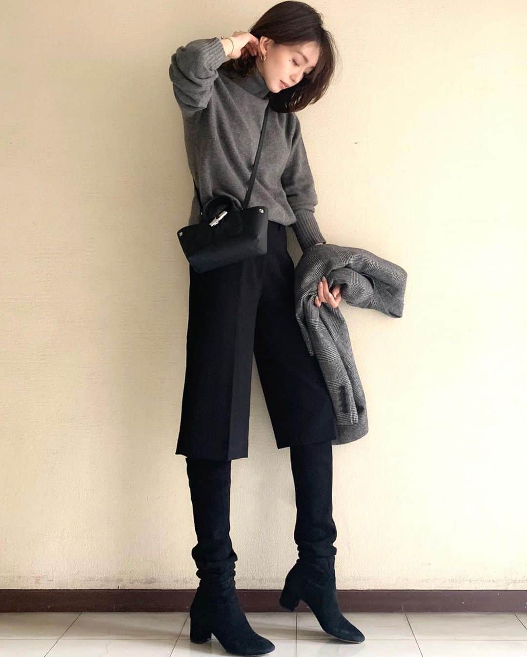 松島花さんのインスタグラム写真 - (松島花Instagram)「: Outfit🤍🖤🤍 このロンシャンのバッグ使いやすくて お気に入り✨ ハーフパンツが流行っているらしいので トライしてみたよ😙笑✌🏻 : Bag:LONGCHAMP Halfpants:ZARA Jacket: SAINT LAURENT Knit:TOMAS MAIER Boots:STUART WEITZMA #outfit #hanaoutfit #ootd #fashion  #bag #longchamp #halfpants #zara #私服 #花私服」2月15日 15時44分 - hana_matsushima_official