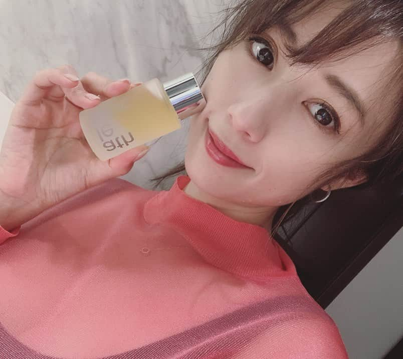 広瀬未花さんのインスタグラム写真 - (広瀬未花Instagram)「“「動」と「静」を上手くコントロールして、美しさを鍛えていく” ・ ・ エキップから2/19日より発売される、「RMK」「SUQQU」に続く第3のブランドとして注目の@athletiabeauty 。 活動的な「動」と、休息や心を落ち着ける「静」のバランスをコントロールしていくことを目指すことをコンセプトに生まれた、スキンケア&ライフスタイルブランドなんです。 ・ 肌本来のもつ「肌の基礎力」をサポートしてくれる自然由来の成分がたっぷりと配合されています。 ・ また「athletia」では、自分を大切にするように環境を大切にする、“クリーンビューティ”の考え方を重視し、ものづくりの過程も自然由来にこだわっています。 農薬や化学肥料を使わないサステナブルな循環型農園で栽培したものからエキスを抽出して積極的に配合、トレーサビリティを明確にしているブランドとしても注目されているんです。 ・ ・ ブランド背景やポリシーがとても共感できるので、使ってみようと思います♪ ・ #2/19 #新発売 #athletia #サスティナブルビューティー #strengthenyourself  #cleanbeauty  #skincare #new #lifestyle #beauty」2月15日 15時44分 - micahirose