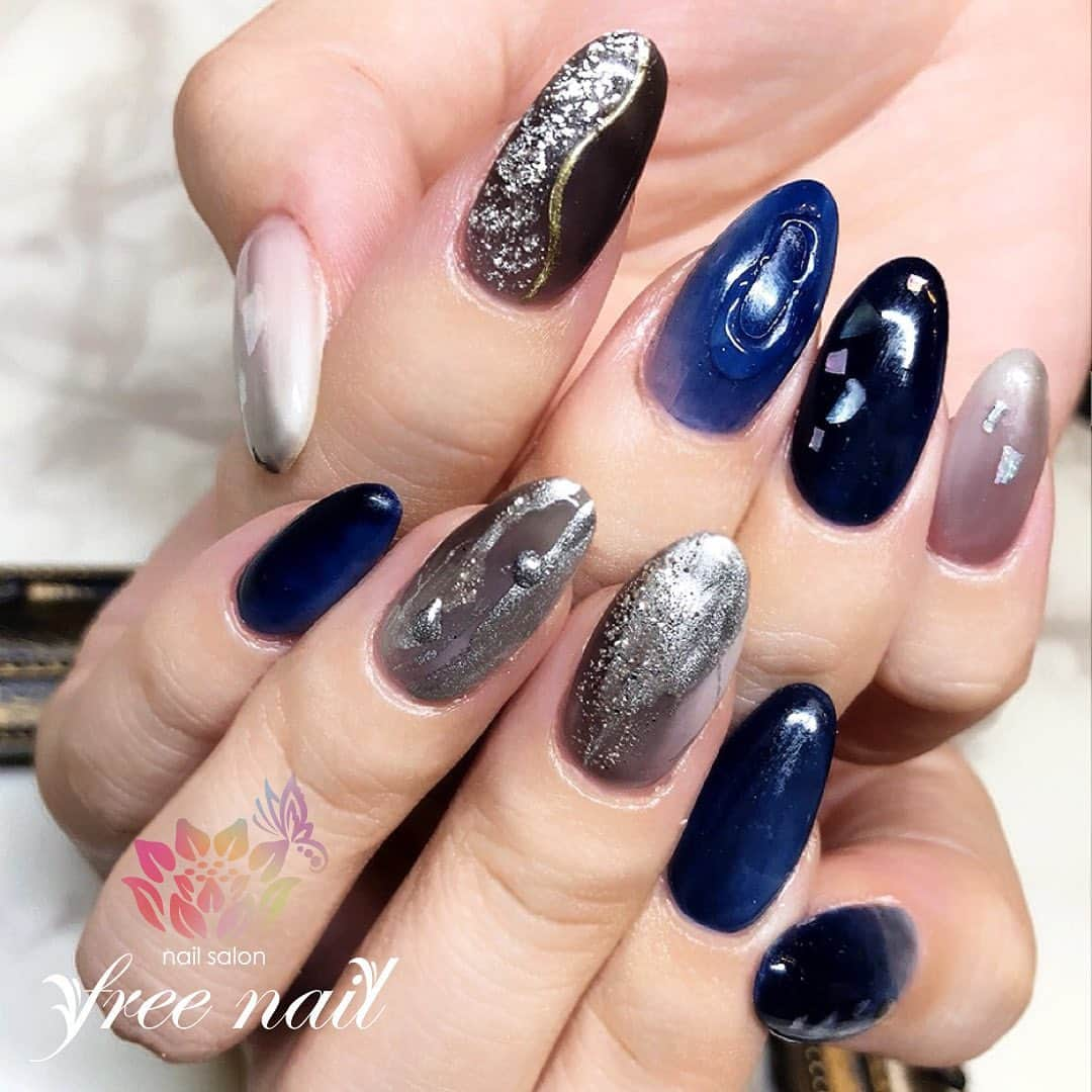 ネイルアーティストRYさんのインスタグラム写真 - (ネイルアーティストRYInstagram)「. ニュアンスミラーネイル💅🏻⛄️ . ブルーメタリック🤖🔵 . #ネイリスト #ネイルアーティスト #ネイルアート #ネイルチェンジ #ネイルサロン #大阪ネイルサロン #ネイルスクール #ネイル動画 #ジェルネイル #ネイルデザイン #ニュアンスネイル #メタリックネイル #ホイルネイル #シェルネイル #ブルーネイル #シルバーネイル #ロングネイル #デザインネイル #トレンドネイル #大人ネイル #シンプルネイル #冬ネイル #winternails #美甲 #日式美甲 #日式美甲胶 #日本美甲师 #日本美甲老师 #美甲上课 #日本胶」2月15日 15時45分 - nail_artist_rm