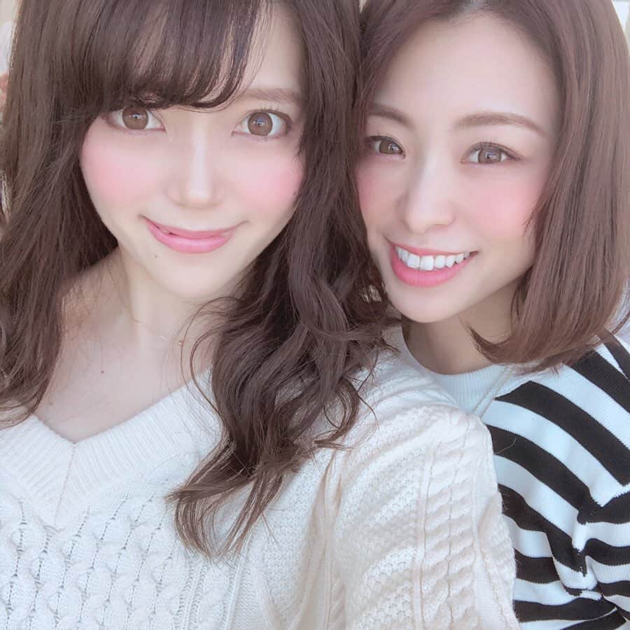 のインスタグラム：「アンバサダーを務めている﻿ @ohanamahaalo ﻿ さんの新作発表会に招待頂いてちえたんと行ってきたよ❤﻿ ﻿ オハナマハロさんはデザインが可愛くて優しい香りで大好き🥰﻿ ﻿ ﻿ 新作はひんやりcoolなボディークール系のフローズンやルームフレグランスがあったよ😌♥﻿ どれもいい香りだったー🥰❤﻿ ﻿ 除菌や消臭が99.9%できるスプレーが爽やかな香りでおうちで早速使ってて良い香りに癒されてる☆°｡⋆⸜(* ॑꒳ ॑* )⸝﻿ ﻿ ﻿ #オハナマハロ #ohanamahaalo #フレグランス #ルームフレグランス #キャンドル #イベント #plaza #ロフト #ボディフローズン #ヘアミスト #ピンク #ボディケア #練り香水 #可愛い #可愛いものが好き #美容 #美容オタク #美容好きな人と繋がりたい #大人可愛い #プレゼント #女子力アップ #女子力向上委員会 #香水 #いい香り #大人女子﻿ #パーティー #新作発表会 #新作コスメ #いいね返しは絶対 #いいね」