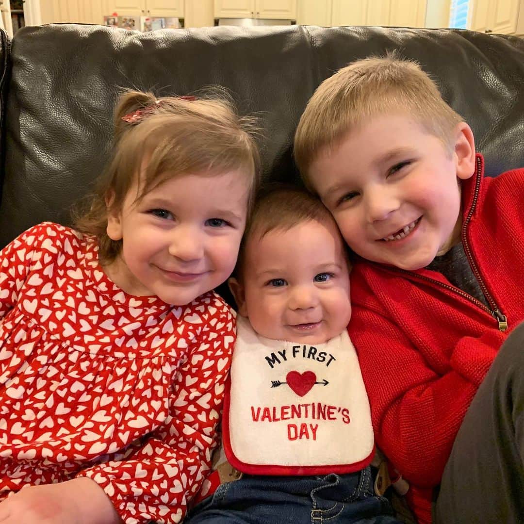 ブラッド・グザンのインスタグラム：「❤️Our valentines! ❤️#thebest」