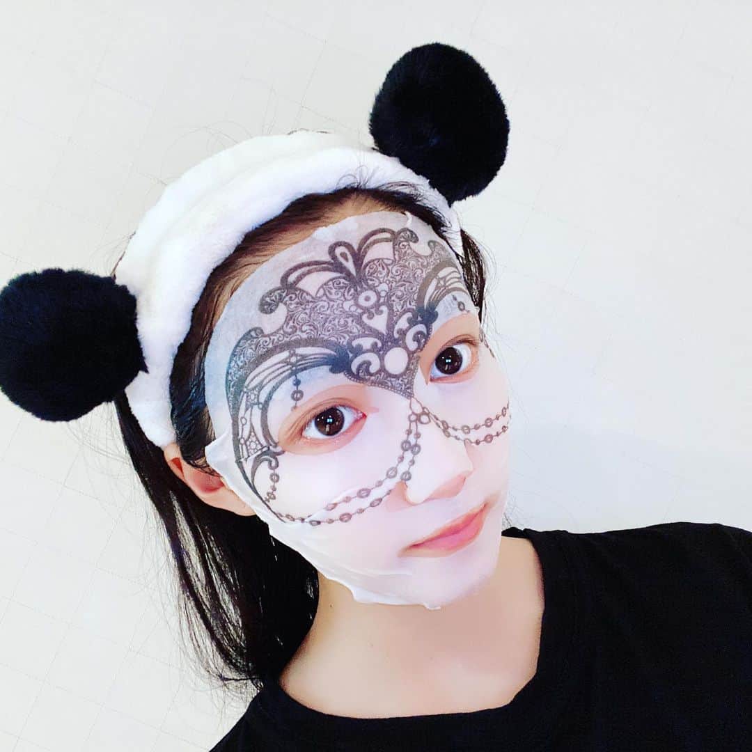 クアン・シャオトン（Guan Xiaotong）のインスタグラム：「😯🐼 熬夜敷面膜」