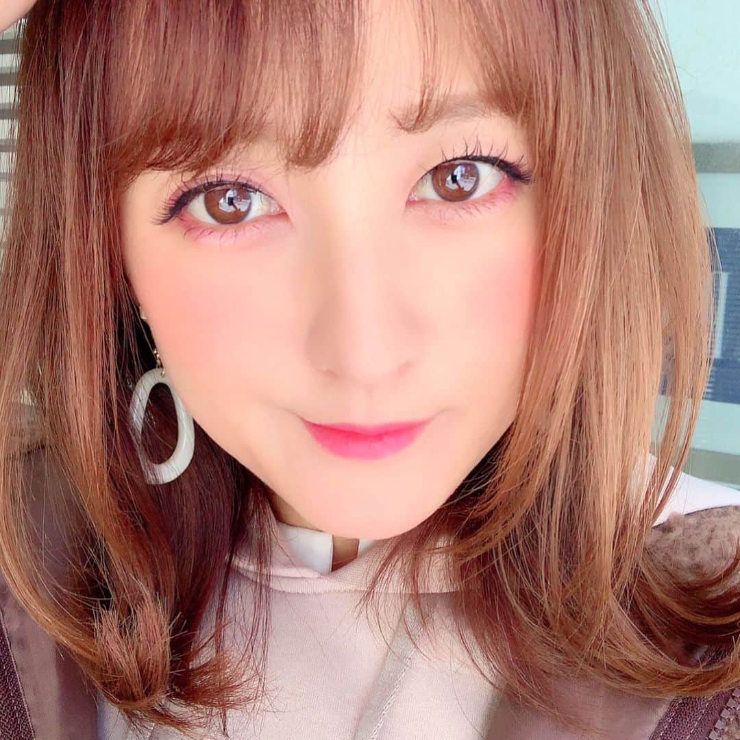 小松彩夏さんのインスタグラム写真 - (小松彩夏Instagram)「ビックカメラのセールが﻿ 今日2月15, 16日の2日間限定で開催中‼️✨﻿ ﻿ 今回は気になっている方も多いのでは⁉️﻿ ダイソンの掃除機です✨﻿ ﻿ これはかなりお買い得になっていますよー😆💕﻿ ﻿ ビックカメラのIGTVで動画の続きが見られます📺﻿ 是非、チェックしてみてください👇﻿ @biccamera_official﻿ ﻿ ﻿ 今日の『ミッドナイト競輪』も﻿ 遅い時間からですが見ていただけると嬉しいです🚴🏼‍♀️﻿ ﻿ ﻿ #PR#biccamera#ビックカメラ#withbic#ダイソン#掃除機#ステッククリーナー#掃除#自分へのご褒美#限定#dyson#掃除機#すっきり暮らす#ダイソン掃除機#ていねいな暮らし#お得情報#今だけ#小松彩夏」2月15日 10時27分 - official_ayaka_502
