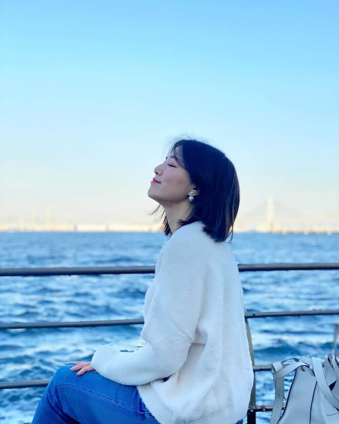 石井里奈さんのインスタグラム写真 - (石井里奈Instagram)「おはよん☀️ . 今朝は先日のヒゲダンライブの横浜の海での写真🌊✨ . 久々の海。海ってポーとみてるだけて癒されてなんかいいよね☺️ . 瞑想がいいとか言うけど、一人でゆっくり波の音と風を感じながら、考えたりする時間も大切🥰 . とっても落ち着くスポットでした📍 . tops... @jsfashion.jp  pants... @healthydenim  bag... @loewe . 今日はネイルに💅 何ネイルにしようかな〜？☺️ 鬼滅ネイル？笑 . 今日も素敵な一日になりますように🎵 . #海 #sea #横浜 #yokohama #港 #船 #ship #デニム #デニムコーデ #denim #カジュアル #カジュアルコーデ #casual #casualstyle #パワースポット #power #jeans #みなとみらい #coordinate #fashion #横浜観光 #view #nature #波 #wave #waves #癒し #relax #ミディアム #りなまるコーデ」2月15日 10時36分 - ri7tin1025