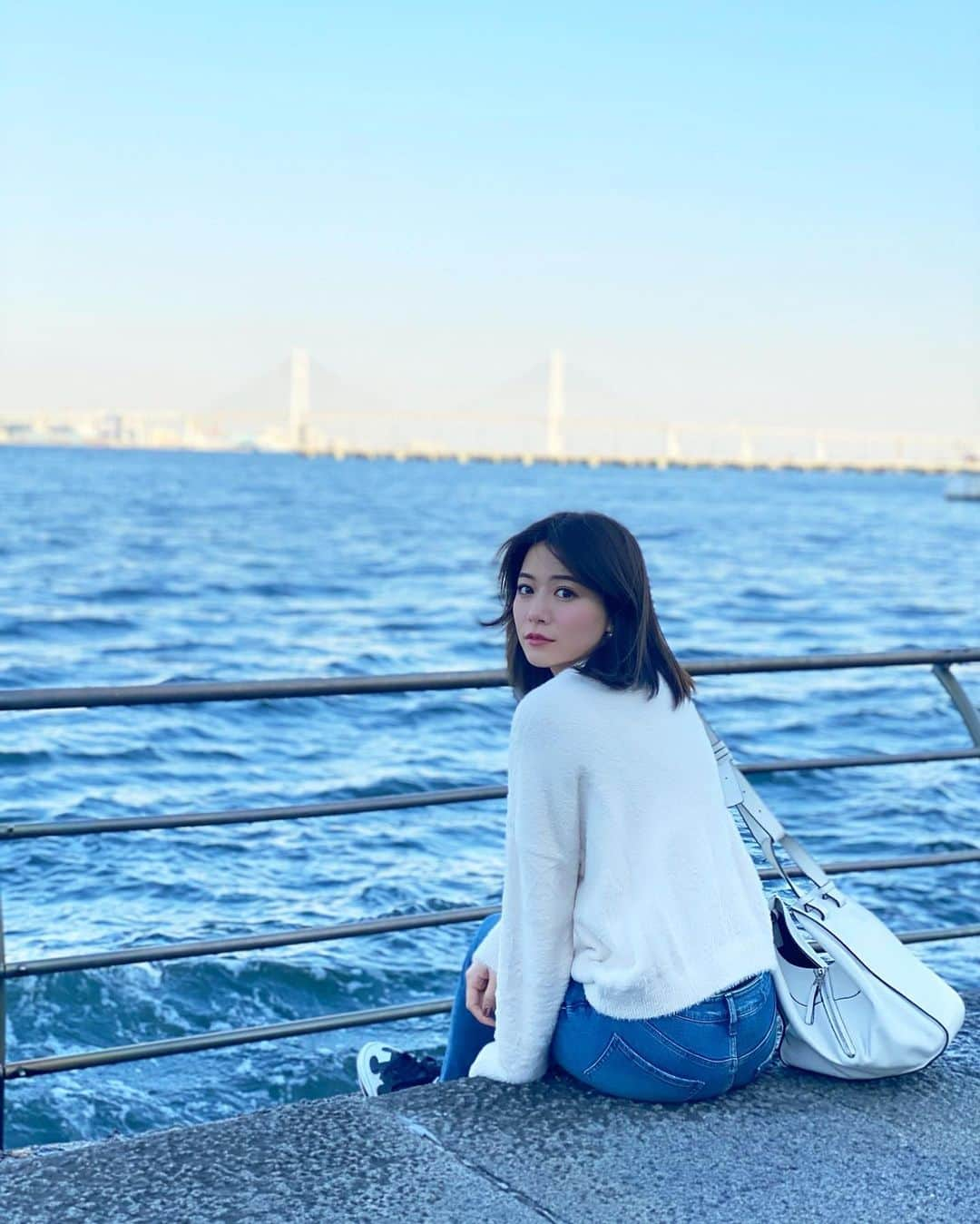 石井里奈さんのインスタグラム写真 - (石井里奈Instagram)「おはよん☀️ . 今朝は先日のヒゲダンライブの横浜の海での写真🌊✨ . 久々の海。海ってポーとみてるだけて癒されてなんかいいよね☺️ . 瞑想がいいとか言うけど、一人でゆっくり波の音と風を感じながら、考えたりする時間も大切🥰 . とっても落ち着くスポットでした📍 . tops... @jsfashion.jp  pants... @healthydenim  bag... @loewe . 今日はネイルに💅 何ネイルにしようかな〜？☺️ 鬼滅ネイル？笑 . 今日も素敵な一日になりますように🎵 . #海 #sea #横浜 #yokohama #港 #船 #ship #デニム #デニムコーデ #denim #カジュアル #カジュアルコーデ #casual #casualstyle #パワースポット #power #jeans #みなとみらい #coordinate #fashion #横浜観光 #view #nature #波 #wave #waves #癒し #relax #ミディアム #りなまるコーデ」2月15日 10時36分 - ri7tin1025