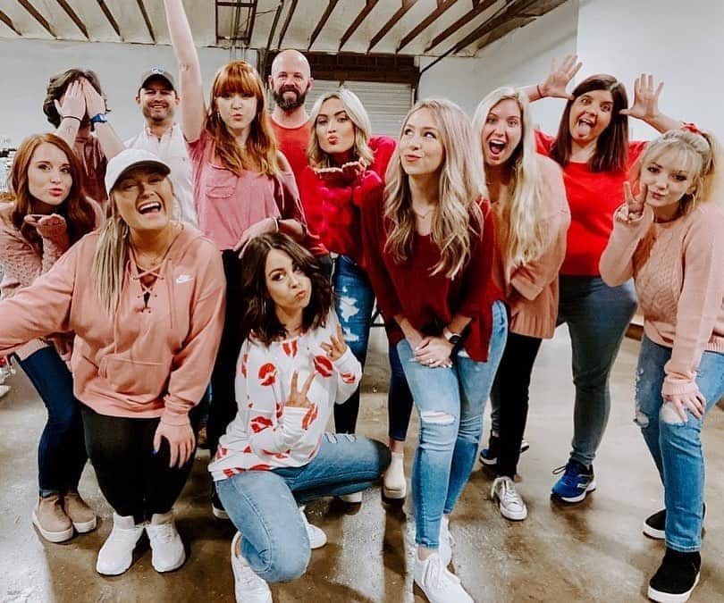 Tracy and Stefanieのインスタグラム：「Happy Valentine’s Day from our @madisonandmallory fam! The highlight of my day was a free brownie at Publix lol. What was the highlight of yours? 🍫 💐 💘」