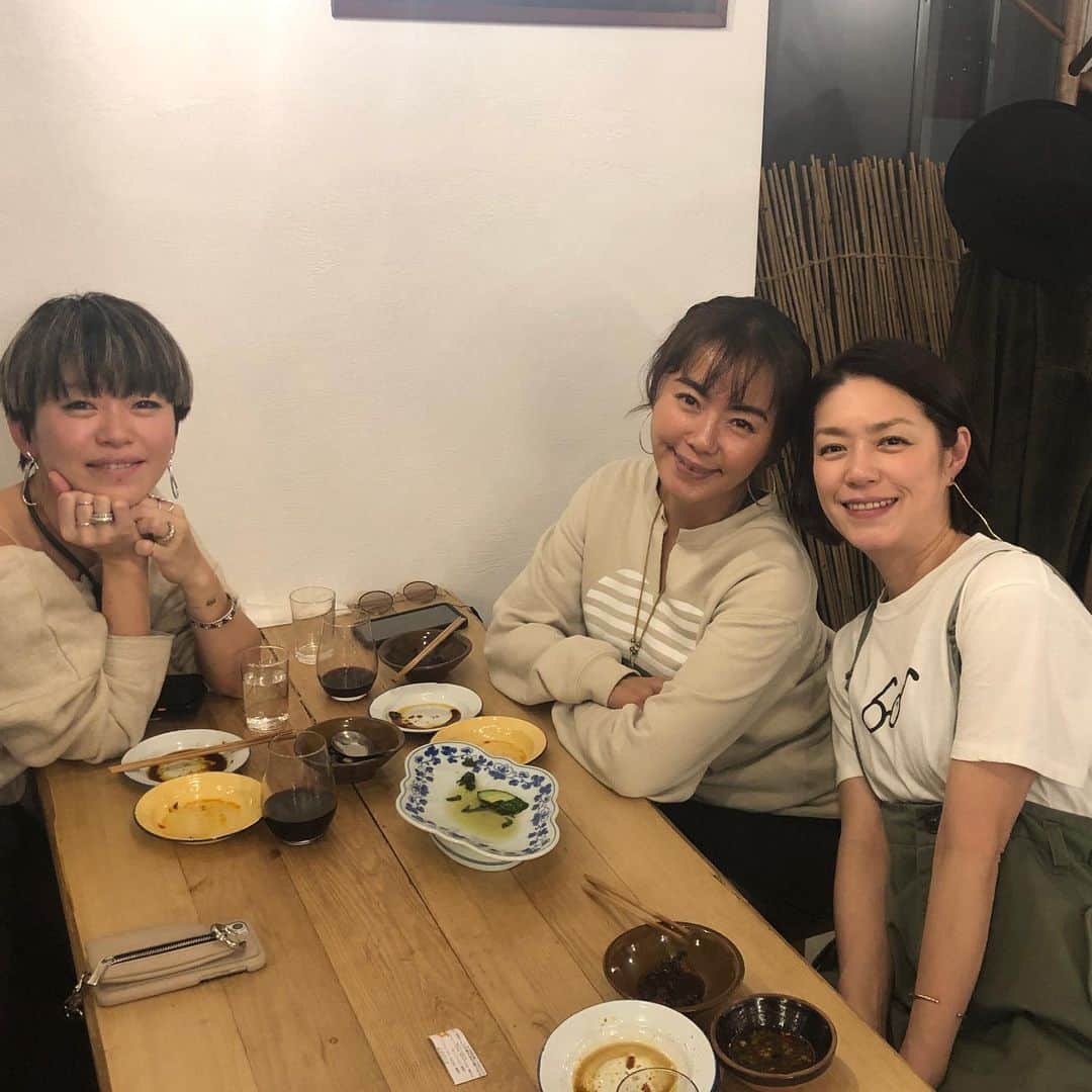 加藤紀子のインスタグラム：「田中律子ちゃん、 可愛さと優しさと男前な♡が全身にみなぎってて、やっぱり好きだー！ あっちゃんとは初ご飯、キリリとした発想で何度も心救われました。  同じジムに通う（通ってた）三人、臭豆腐をつつき合って語ったバレンタインデー。  #発酵中華 #revias」
