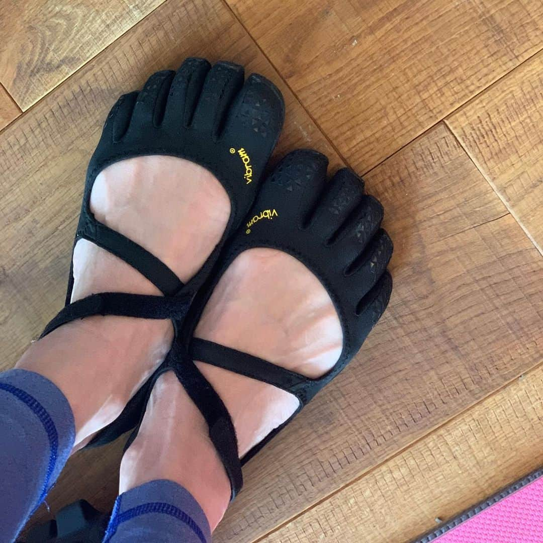 FitnessPlanner 星野由香さんのインスタグラム写真 - (FitnessPlanner 星野由香Instagram)「もう2足目✨です @vibram 5本指室内シューズ これはもう本当お勧め。  地に足をつける感覚も得やすいし、可愛いし。 なぜ2足目かというと、、 マタニティ🤰の時と足のサイズも元に戻ってきているからです😂笑  足🦶の広がり！これは美ボディにおいて見逃してはいけないところです。  普段から5本指ソックス(靴下の下に履くタイプも今はあるそうですね😊)で足指の感覚を養ってみてくださいね。  皆様、素敵な週末を✨  #vibram #星野の愛用シューズ #pilatestrainer  #parsonaltrainer  #働くママトレーナー」2月15日 10時38分 - yuka.hoshino222