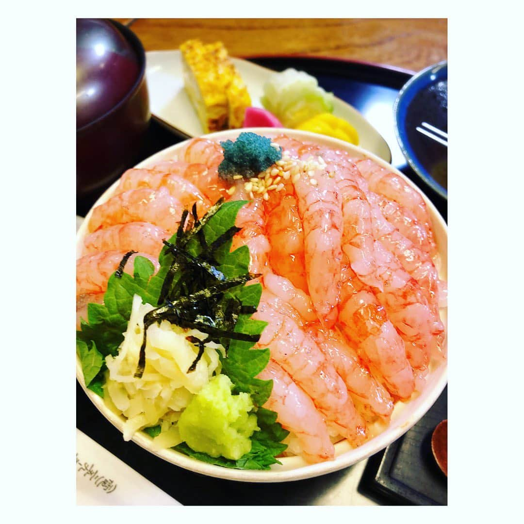 望月理恵さんのインスタグラム写真 - (望月理恵Instagram)「新潟で食べた美味しいもの❣️ 南蛮エビ丼 南蛮エビ 炭焼きのサバやブリの切り身 蟹〜🦀」2月15日 10時40分 - mochiee28