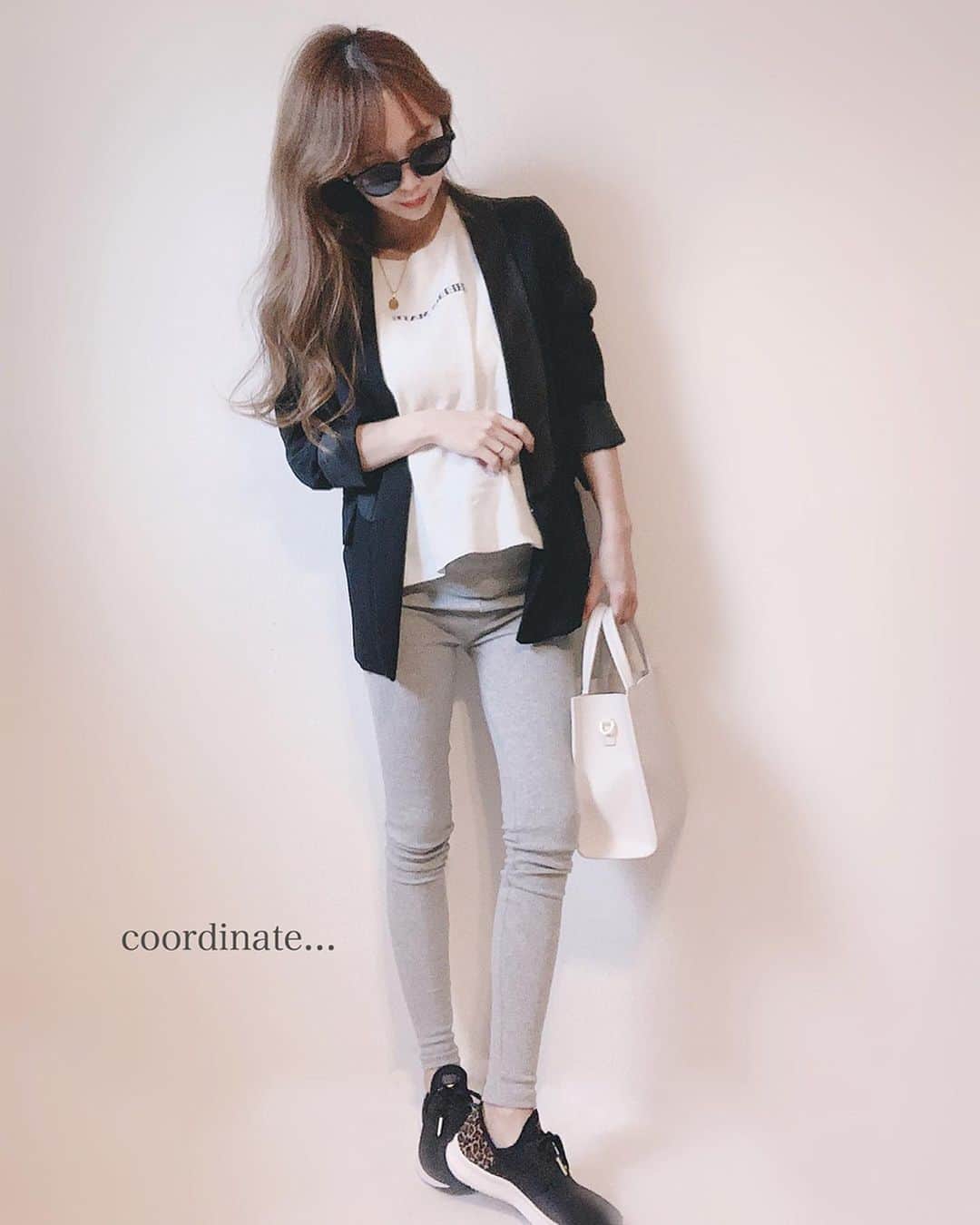 さっぴちゃんのインスタグラム：「... ⑅ 𝐶𝑜𝑜𝑟𝑑𝑖𝑛𝑎𝑡𝑒 ... ... . . 珍しくスニーカーコーデ👟 . ニューバランスのこのスニーカーは ヒール部分がレオパードだから シンプルな服装の時にポイントになって めちゃめちゃ可愛い🥺♡♡♡ . . あかりのお外遊びが増えたらスニーカーの 方が絶対楽だし、レオパードって 前まで秋冬限定の柄物って感じだったけど ここ数年そうでもないし、オールシーズン 履けるから嬉しい〜( ˘ ³˘)♡♡♡ . . このマタニティレギンスは昨日ストーリーに 載せたものです🤰❤︎詳細ポストはまた 後日しますね♡ただ、履きやすくて か・な・り、おすすめです( ˘ ³˘)♡♡♡ . . 今日はアウトレット行ってくる〜♡♡ . . ………………………………(♡)……………………………… .」