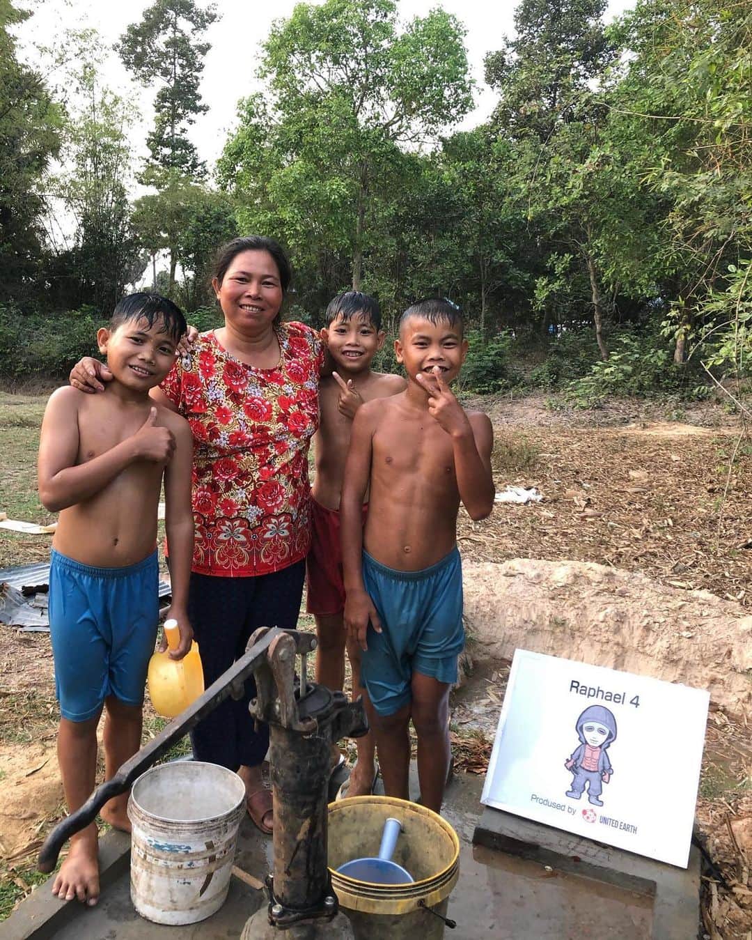 ラファエルさんのインスタグラム写真 - (ラファエルInstagram)「カンボジアの井戸4機目出来ました！😄 雨季が原因で遅れてたみたいですが、無事出来ました。  #djラファエル  #時給日本一youtuber  #YouTuberコンサルタント #ラファエル」2月15日 10時55分 - raphaelangel8183