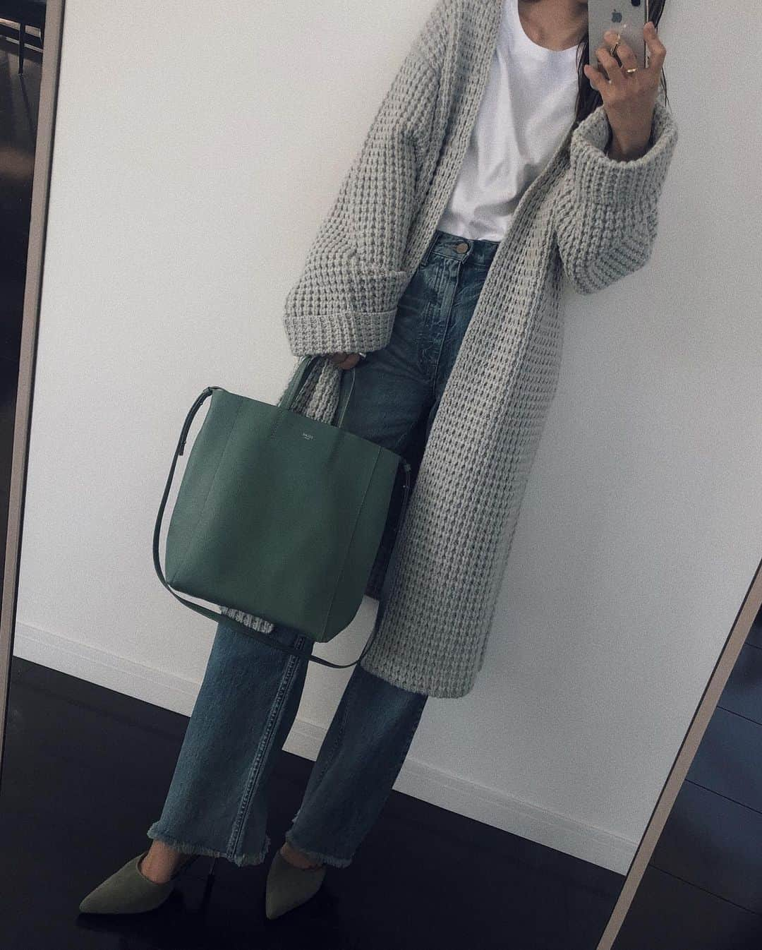 佐野真依子さんのインスタグラム写真 - (佐野真依子Instagram)「春にもオススメの ワッフルニットカーディガンでCoordinate🧶 ワッフルの立体感に こだわった凹凸がかわいい お気に入りロングカーデ❤︎ 袖のボリュームもたまらない❤︎ ニットカーディガンは着られる季節が 長いから大好きなアイテム😍 グレーカラーはとにかく 着まわしやすくてオススメです❤︎ @trunc88_official」2月15日 11時04分 - sanomaisanomai