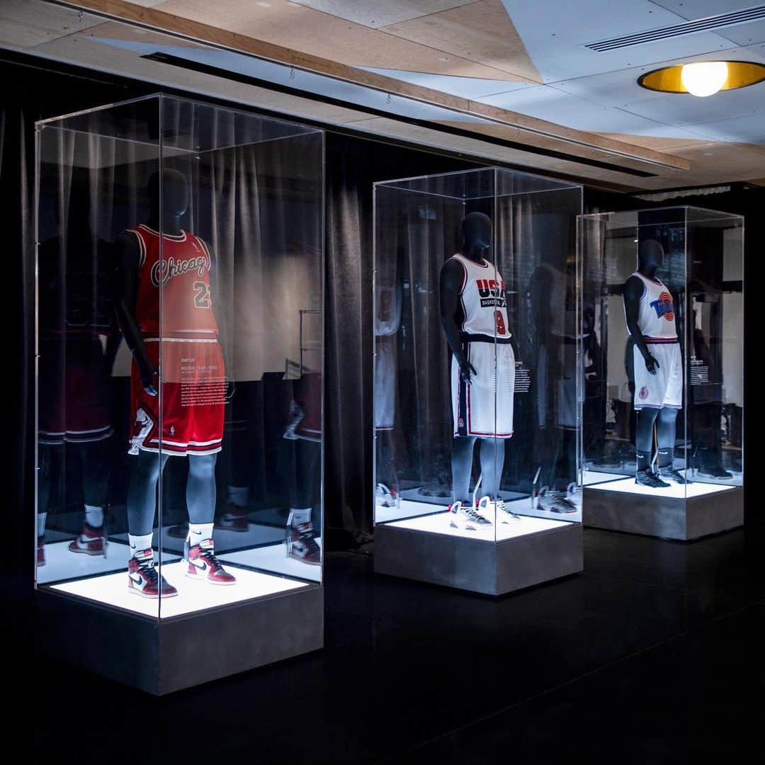 Flight Clubさんのインスタグラム写真 - (Flight ClubInstagram)「Flight Club Chicago celebrates MJ with a special gallery at Ace Hotel. Come check out Michael Jordan: Three Points, a look back at three key moments in his storied career.」2月15日 11時07分 - flightclub