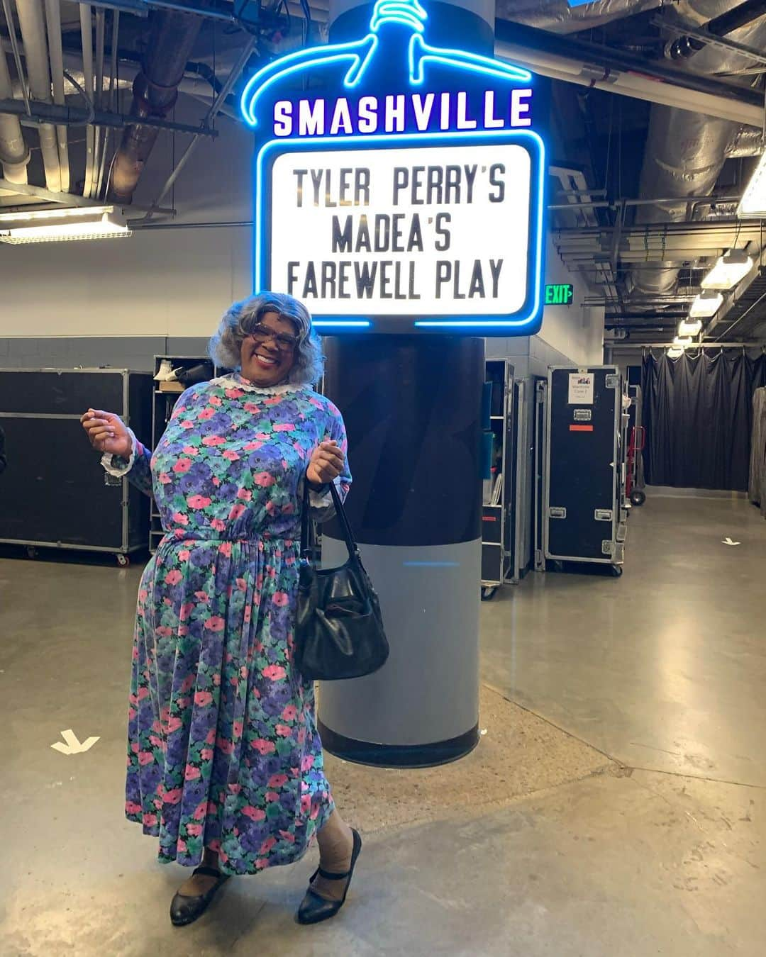 タイラー・ペリーさんのインスタグラム写真 - (タイラー・ペリーInstagram)「About to start a show for Madea’s Farewell Tour. First time there’s ever been a theatrical play in the @bridgestonearenaofficial and over 10 thousand of you showed up!! Thank you Nashville!!! Y’all know how to send an old lady out in style!!! Here we come Augusta for the last 4 shows!! #MadeasFarewellTour」2月15日 11時08分 - tylerperry