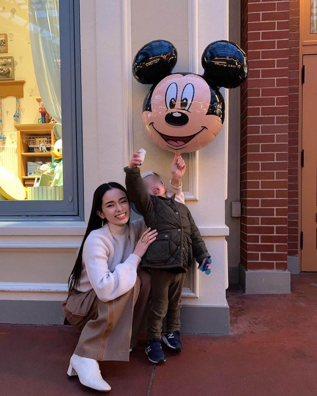 のインスタグラム：「最近ディズニーに行けて無いので 1ヶ月くらい前の写真。 息子が風船欲しい欲しいと言うので 買ってみました。 流石ディズニーの風船。 手を離しても丁度飛んでいかない重さの物が 付いてました🐭 いつ行っても新しい感動がなんか見つかる。 . @tokyodisneyresort_official  #ディズニー #ディズニーランド #東京ディズニーランド #ディズニーリゾート #東京ディズニーリゾート #ディズニー写真部 #ミッキー#tdl #disney #disneyland #tokyodisneyland #disneyresort #instadisney #disneygram」
