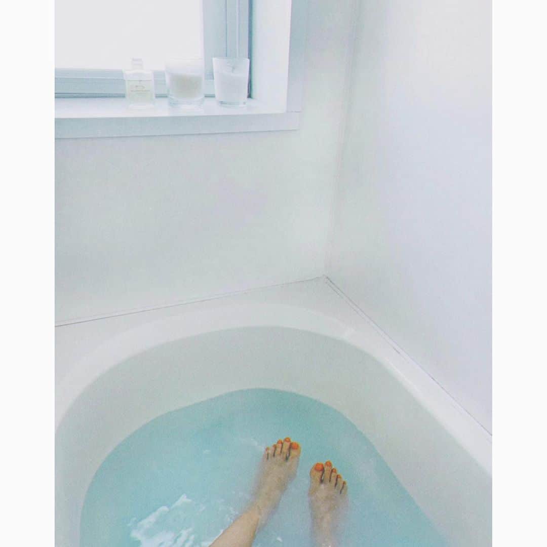 猪鼻ちひろのインスタグラム：「🦁🧡 晴れた日のお風呂の気持ちよさよ〜 絶妙なオレンジ色に上品な控えめキラキラを纏った爪ちゃん。 見るたびに元気の出る色🍊 Thank you @chipieee_tokyo  #猪鼻ネイル #ちひろのおうち #どうやってネイル決めてるかとか似てる色のポリッシュはこれだよとか加工なしドアップ写真はブログに載せました！」