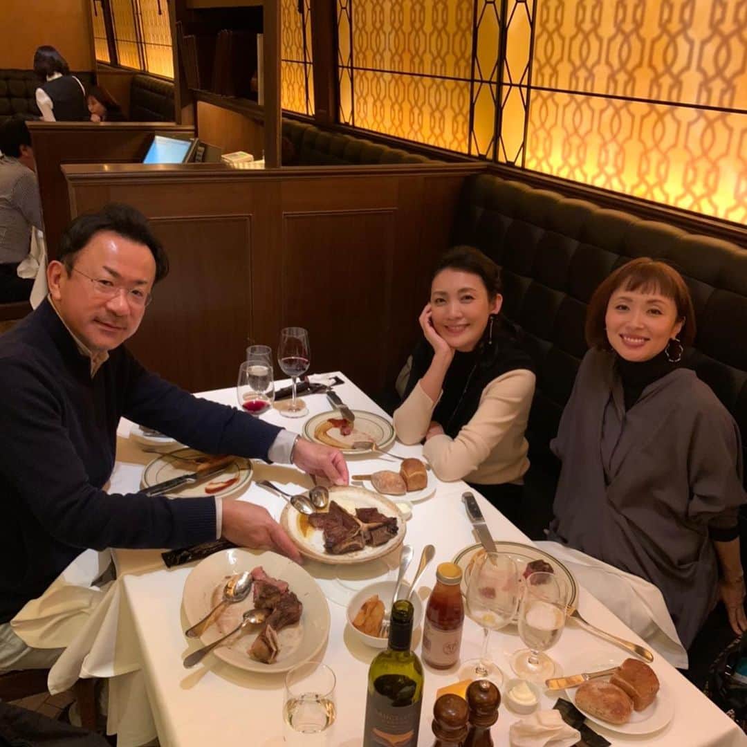 楊原京子さんのインスタグラム写真 - (楊原京子Instagram)「2月9日。 肉の日生まれの美里さんのお誕生日に白羽監督が連れてってくださったお店は、ステーキハウス　BENJAMIN  熟成された肉肉しいお肉。 こんなお肉を目の前にすると、 本能なのかとても野性的な気持ちになる.... あまりに美味しくて...!!!うなりました!!!!! たまらない..... 白羽監督、ありがとうございました☺️ ・ #benjaminsteakhouse  #steak #roppongi  #ステーキハウス　#ティーボーンステーキ」2月15日 11時26分 - kyoko.yanagihara