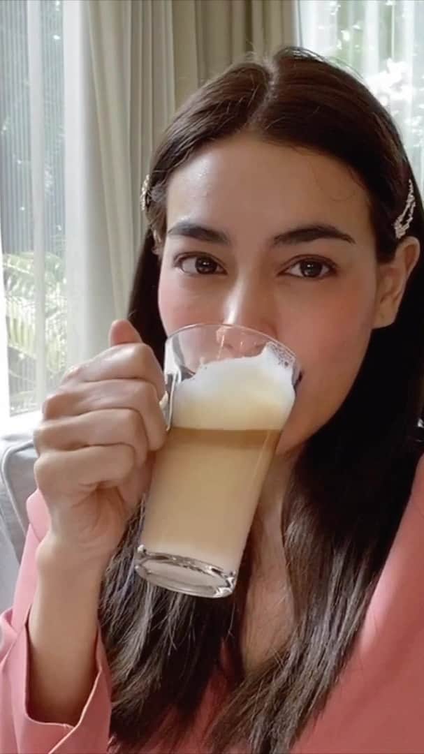 キンバリー・アン・ウォーテマス・ティアムシリのインスタグラム：「เครื่องชงกาแฟแคปซูล Nescafe Dolce Gusto รุ่นใหม่! Genio Pink [Limited Edition] ไอเท็มพิเศษสำหรับคอกาแฟ  พร้อมกับแคปซูลสตาร์บัคส์ที่สามารถทำเองได้ง่ายๆ เหมือนยกร้านสตาร์บัคส์มาไว้ที่บ้าน <3<3 ❤ More info:  @Starbucksathome_TH ☕ Shop Now: ซุปเปอร์มาร์เก็ต, โซนเครื่องใช้ไฟฟ้าในห้างสรรพสินค้า และเว็บไซต์ออนไลน์ dolce-gusto.co.th  #starbucksathomethailand #StarbucksAtHome #Nescafedolcegusto #Coffeelover #starbuckslover」