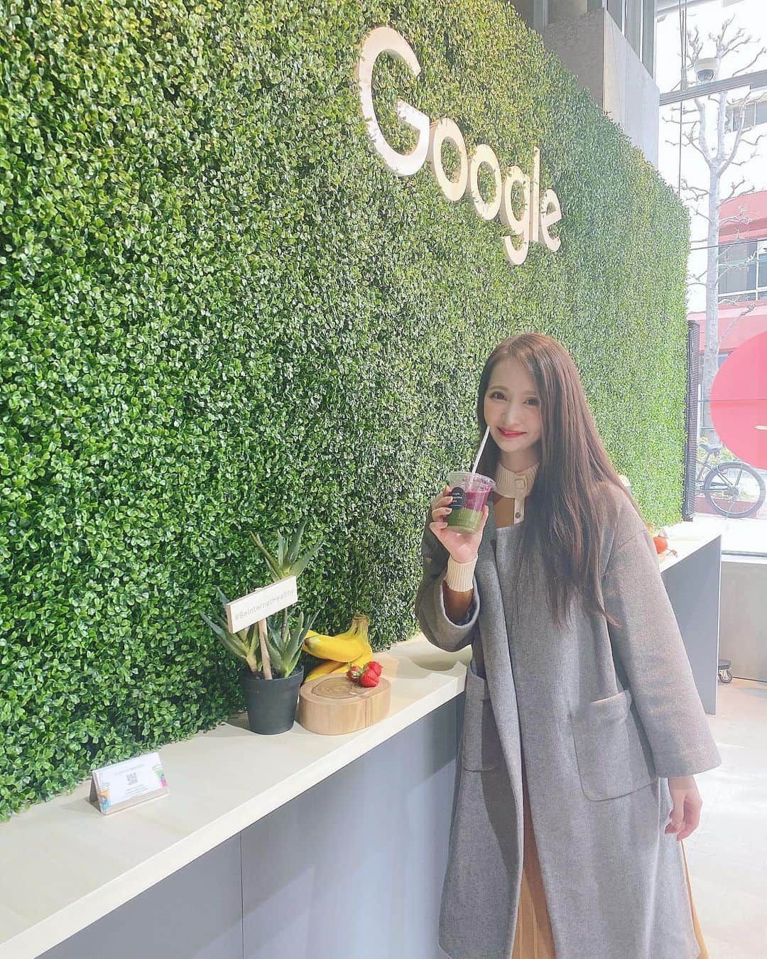 のインスタグラム：「本日から4日間、渋谷にGoogleスムージースタンドがオープンするので早速行ってきました☻ 毎日インターネットを使ってるけど、 パスワード管理やアカウント管理、ネット上の詐欺など気になることもたくさん… つい目を逸らしがちだけど、美味しいスムージーを飲みながら、今一度ネットとの向き合い方について振り返ることができたよ🥤 今の自分に必要な要素を補ってくれるフレッシュなスムージーを作ってくれます✨ 私は、頭すっきりブルーベリー×デトックス小松菜🥬 おかげで朝から頭フル回転してるよ♥︎笑 あーいい朝だ😊 #gm #E朝 #Googleスムージー #BeInternetHealthy! #PR」