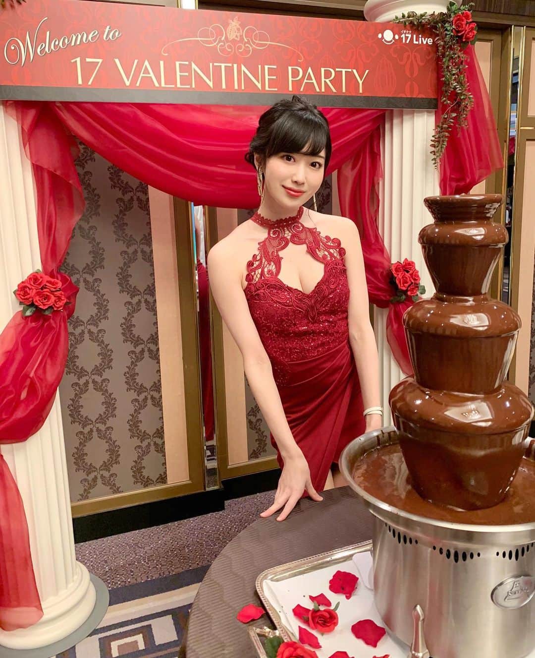 sakiのインスタグラム：「. 💝happy Valentine💝 バレンタイン当日はオフイベでした🍫 . . #バレンタイン #party #チョコレートフォンデュ #インポートドレス #チョコレート #17Live #partydress #dresscode #ロングドレス #看護師 #赤ドレス #バレンタインチョコ #イチナナ  #チョコレート好きな人と繋がりたい」
