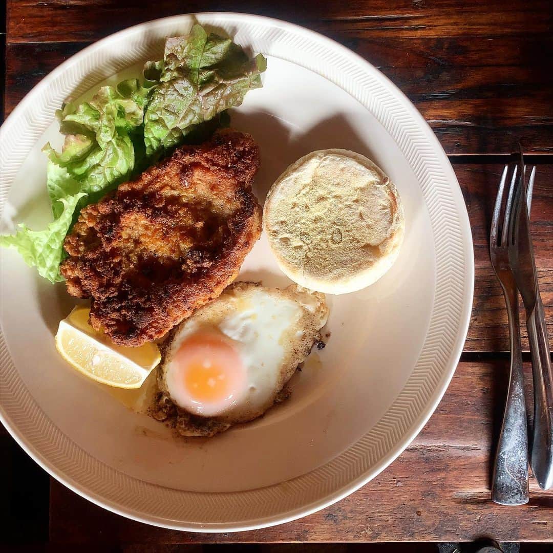 池内万作さんのインスタグラム写真 - (池内万作Instagram)「ブランチにカツレツ＆マフィン。 みちょ食堂さんの腕が冴え渡る一品。 あー幸せ幸せ。 このあとお昼ご飯を食べてしまうとと、これはブランチから朝ごはんへと変わるのですが、それはまた別のお話♪ #みちょ食堂 #イケウチ家の食卓」2月15日 11時43分 - mandeshita