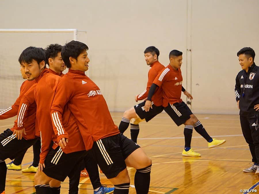 日本サッカー協会さんのインスタグラム写真 - (日本サッカー協会Instagram)「📸2/13（木）強度の高いメニューで汗を流す｜フットサル日本代表 ・ フットサル日本代表は、南米の強豪国であるパラグアイ代表との試合に向け札幌でトレーニングキャンプを開始。札幌市内は、最高気温が氷点下となる寒さの厳しい日もありますが、初日のトレーニングから強度の高いメニューでチーム全員が汗を流しました。 ・ 2月14日（金）には、ブルーノ監督が開催市である札幌市の石川敏也副市長に表敬訪問しました。 ・ チームは2月17日（月）までトレーニングを実施する予定で、翌18日（火）に試合会場となる北海きたえーるで公式練習を行い、19日（水）にフットサルパラグアイ代表との国際親善試合に臨みます。 ・ 🎫‬チケット発売中❗️ 🏆フットサル国際親善試合 📅2/19(水)19:05キックオフ（予定） 📍北海道／#北海きたえーる #フットサル日本代表 🆚フットサルパラグアイ代表 📺NHK-BS1にて全国生中継 ・ 👉大会情報はJFA.jpへ ・ #daihyo #jfa #futsal」2月15日 11時55分 - japanfootballassociation