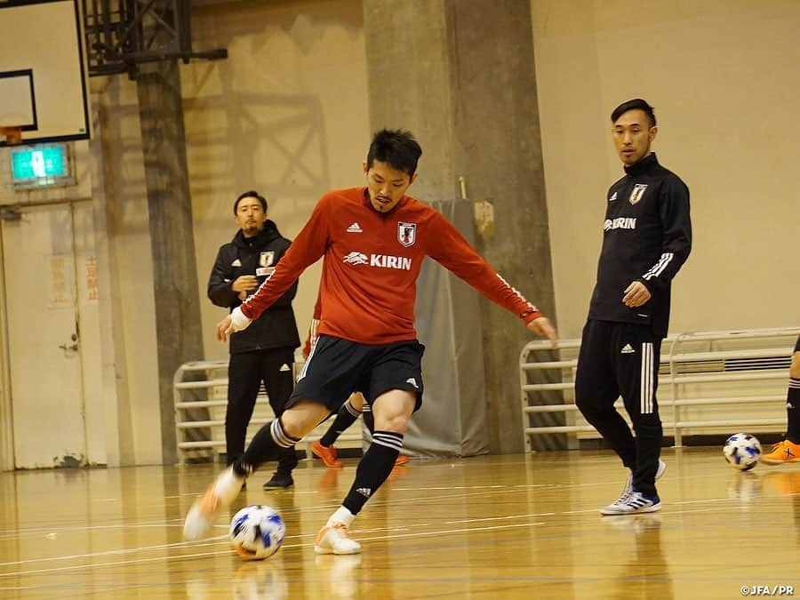 日本サッカー協会さんのインスタグラム写真 - (日本サッカー協会Instagram)「📸2/13（木）強度の高いメニューで汗を流す｜フットサル日本代表 ・ フットサル日本代表は、南米の強豪国であるパラグアイ代表との試合に向け札幌でトレーニングキャンプを開始。札幌市内は、最高気温が氷点下となる寒さの厳しい日もありますが、初日のトレーニングから強度の高いメニューでチーム全員が汗を流しました。 ・ 2月14日（金）には、ブルーノ監督が開催市である札幌市の石川敏也副市長に表敬訪問しました。 ・ チームは2月17日（月）までトレーニングを実施する予定で、翌18日（火）に試合会場となる北海きたえーるで公式練習を行い、19日（水）にフットサルパラグアイ代表との国際親善試合に臨みます。 ・ 🎫‬チケット発売中❗️ 🏆フットサル国際親善試合 📅2/19(水)19:05キックオフ（予定） 📍北海道／#北海きたえーる #フットサル日本代表 🆚フットサルパラグアイ代表 📺NHK-BS1にて全国生中継 ・ 👉大会情報はJFA.jpへ ・ #daihyo #jfa #futsal」2月15日 11時55分 - japanfootballassociation